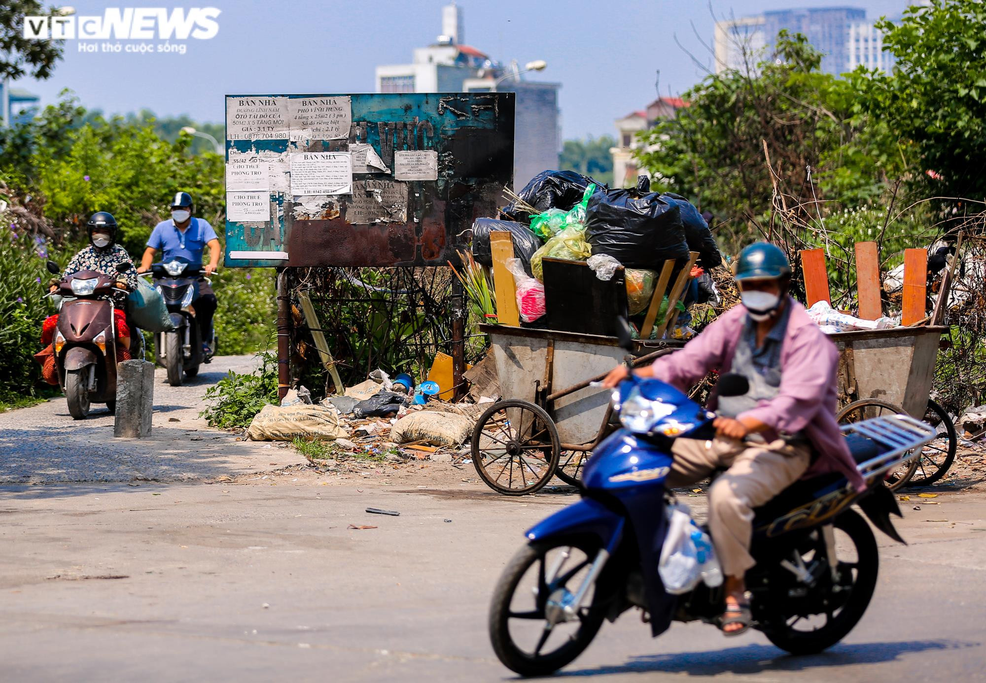 Dân khó thở khi đi ngang qua bãi rác tự phát trong dự án tái định cư ở Hà Nội - 3