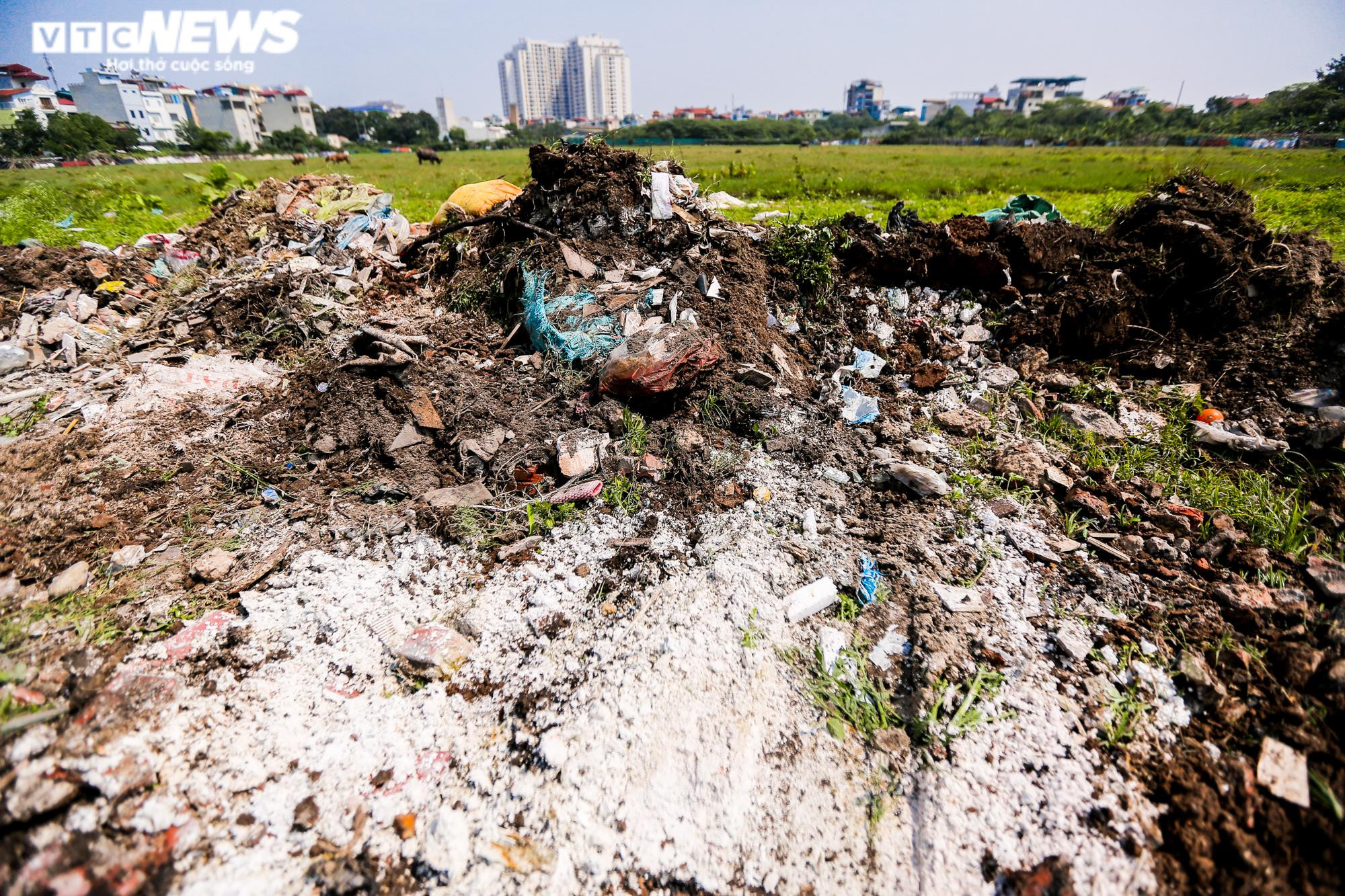 Dân khó thở khi đi ngang qua bãi rác tự phát trong dự án tái định cư ở Hà Nội - 8