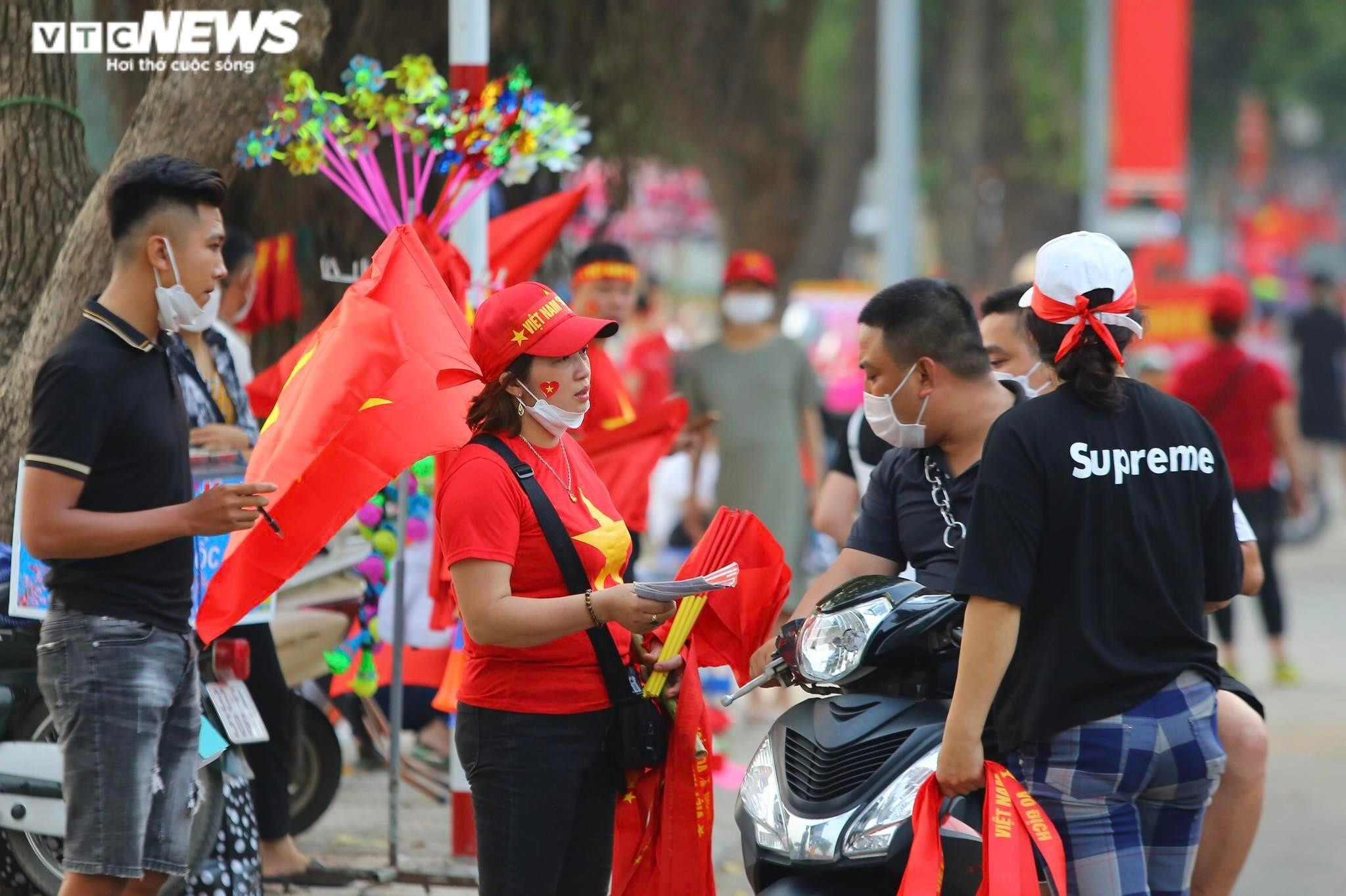 Ảnh: Vạn người đổ về sân Việt Trì cổ vũ U23 Việt Nam đại chiến U23 Indonesia - 14