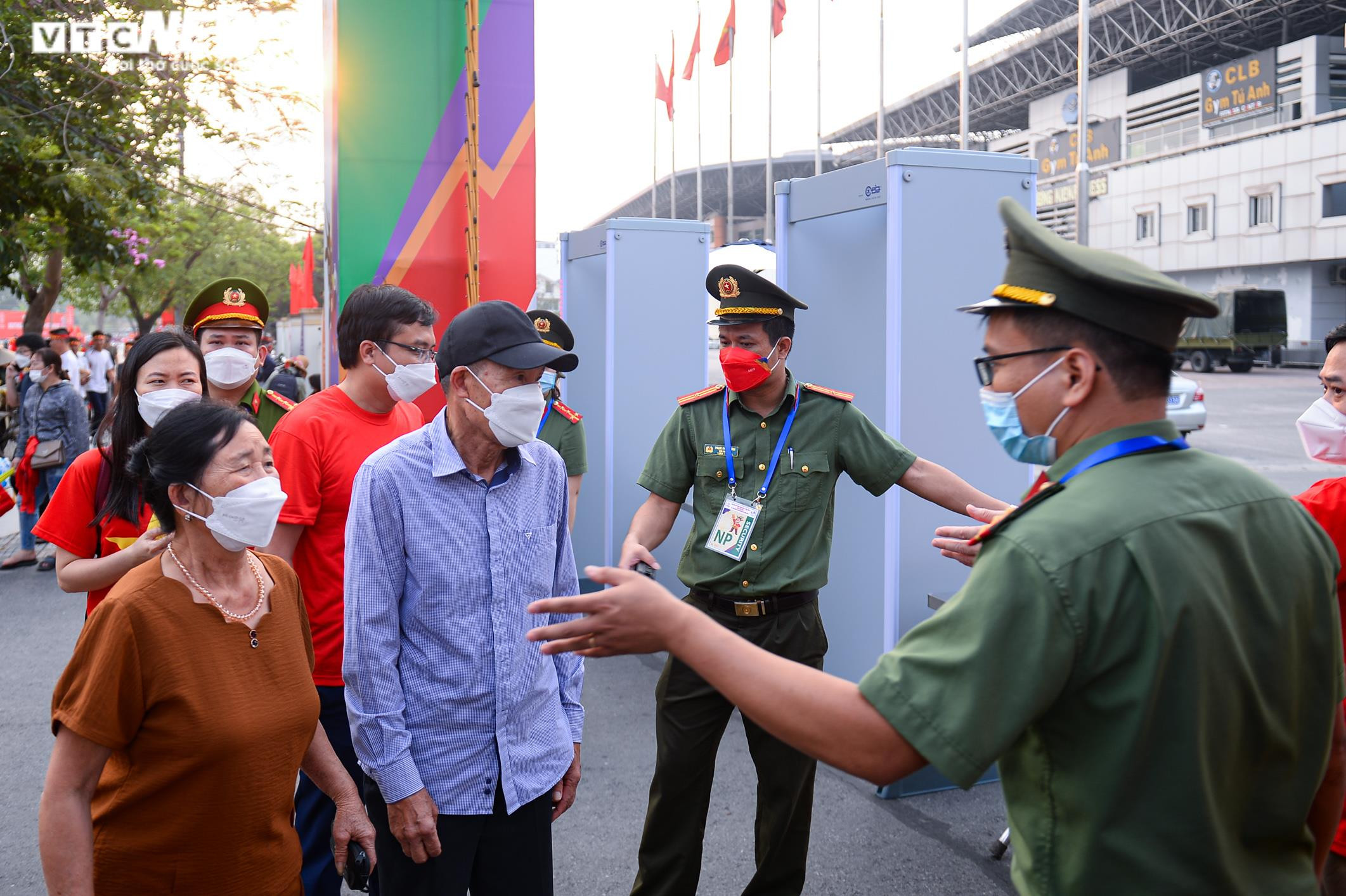 Ảnh: Vạn người đổ về sân Việt Trì cổ vũ U23 Việt Nam đại chiến U23 Indonesia - 9