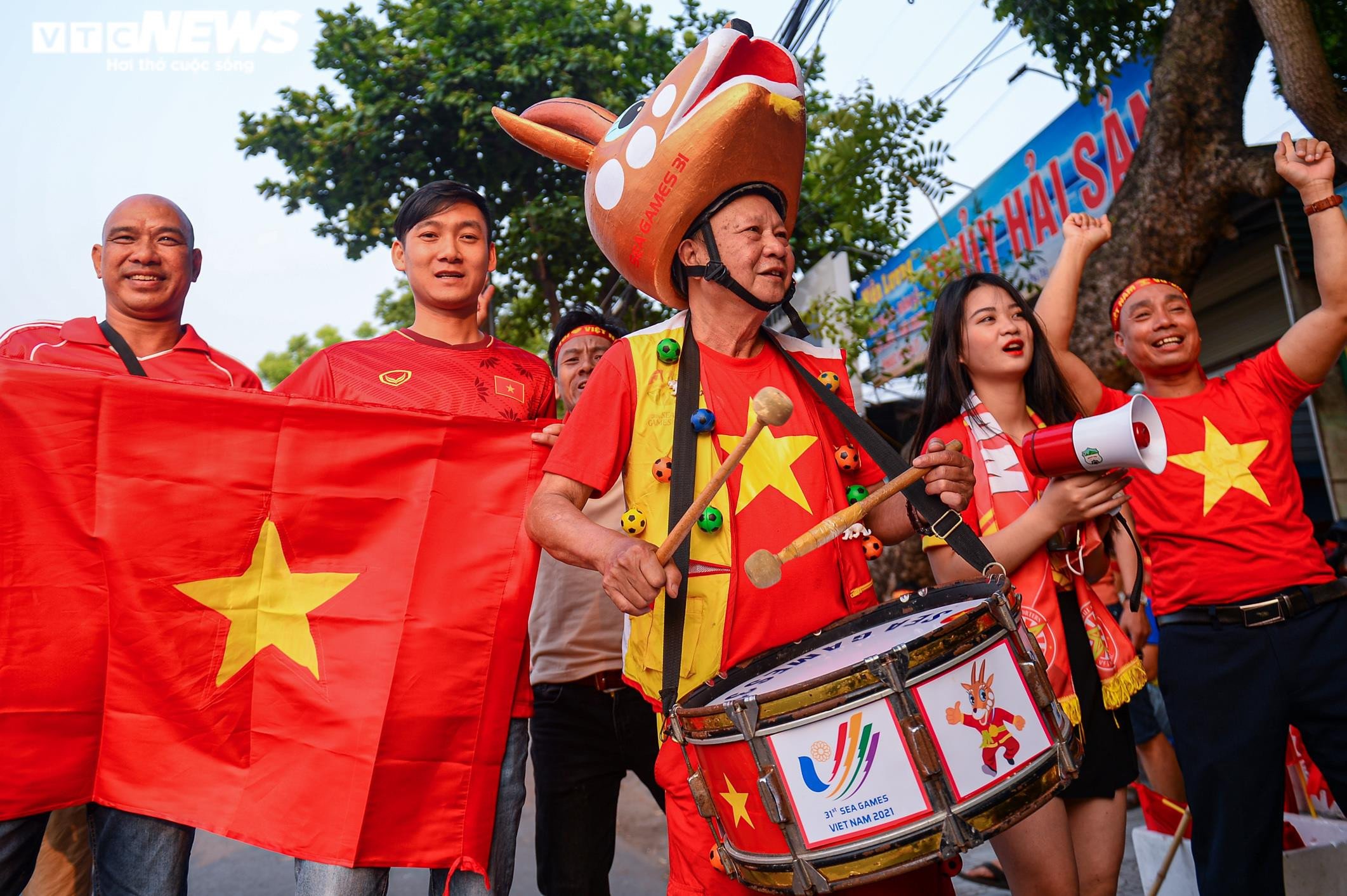 Ảnh: Vạn người đổ về sân Việt Trì cổ vũ U23 Việt Nam đại chiến U23 Indonesia - 6