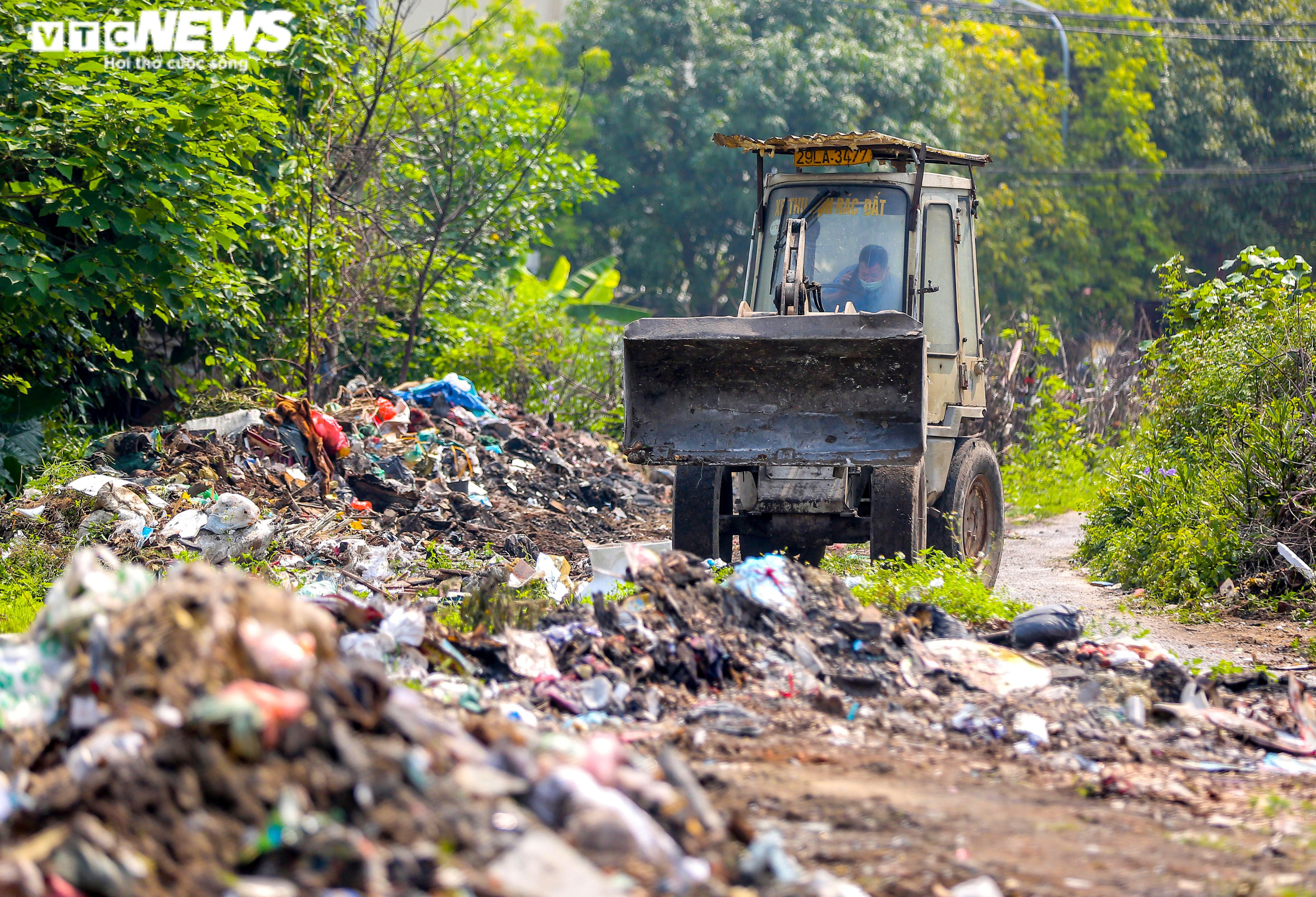 Dân khó thở khi đi ngang qua bãi rác tự phát trong dự án tái định cư ở Hà Nội - 13