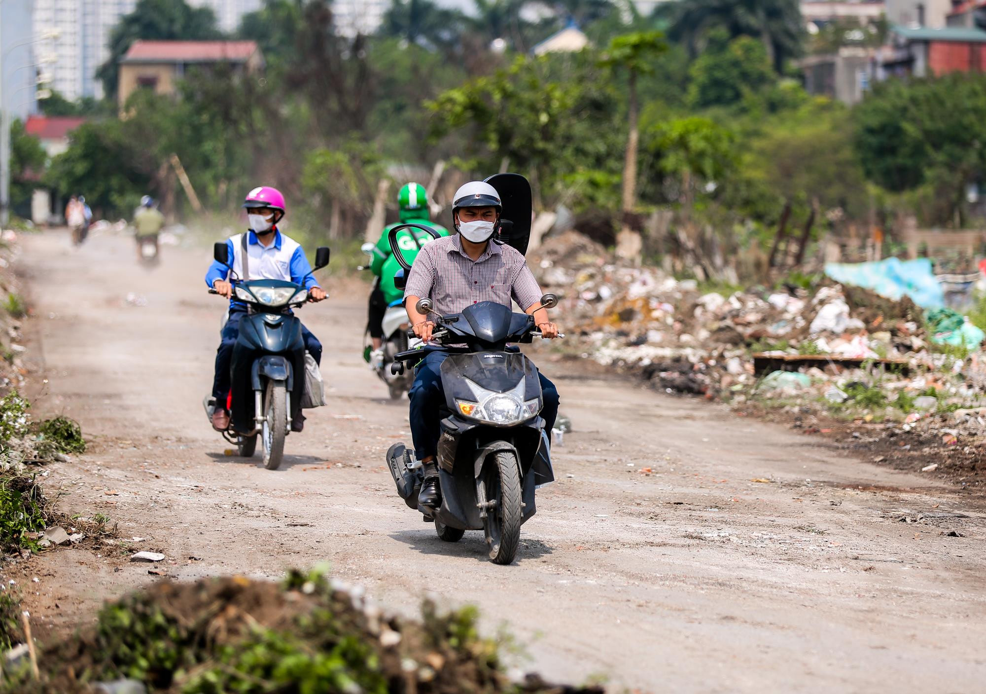Dân khó thở khi đi ngang qua bãi rác tự phát trong dự án tái định cư ở Hà Nội - 15