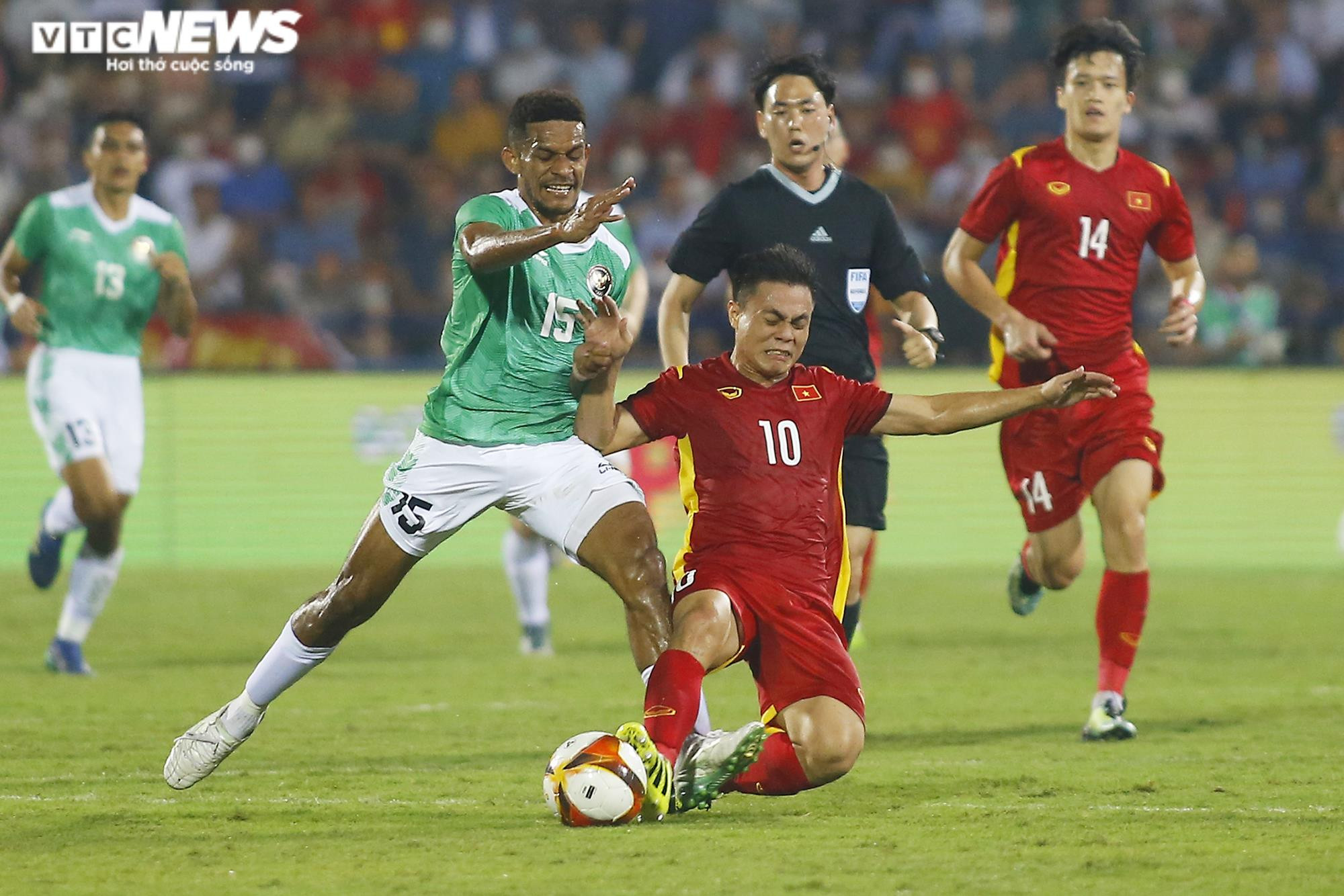 U23 Việt Nam 'thêu hoa dệt gấm', cầu thủ U23 Indonesia thẫn thờ - 1
