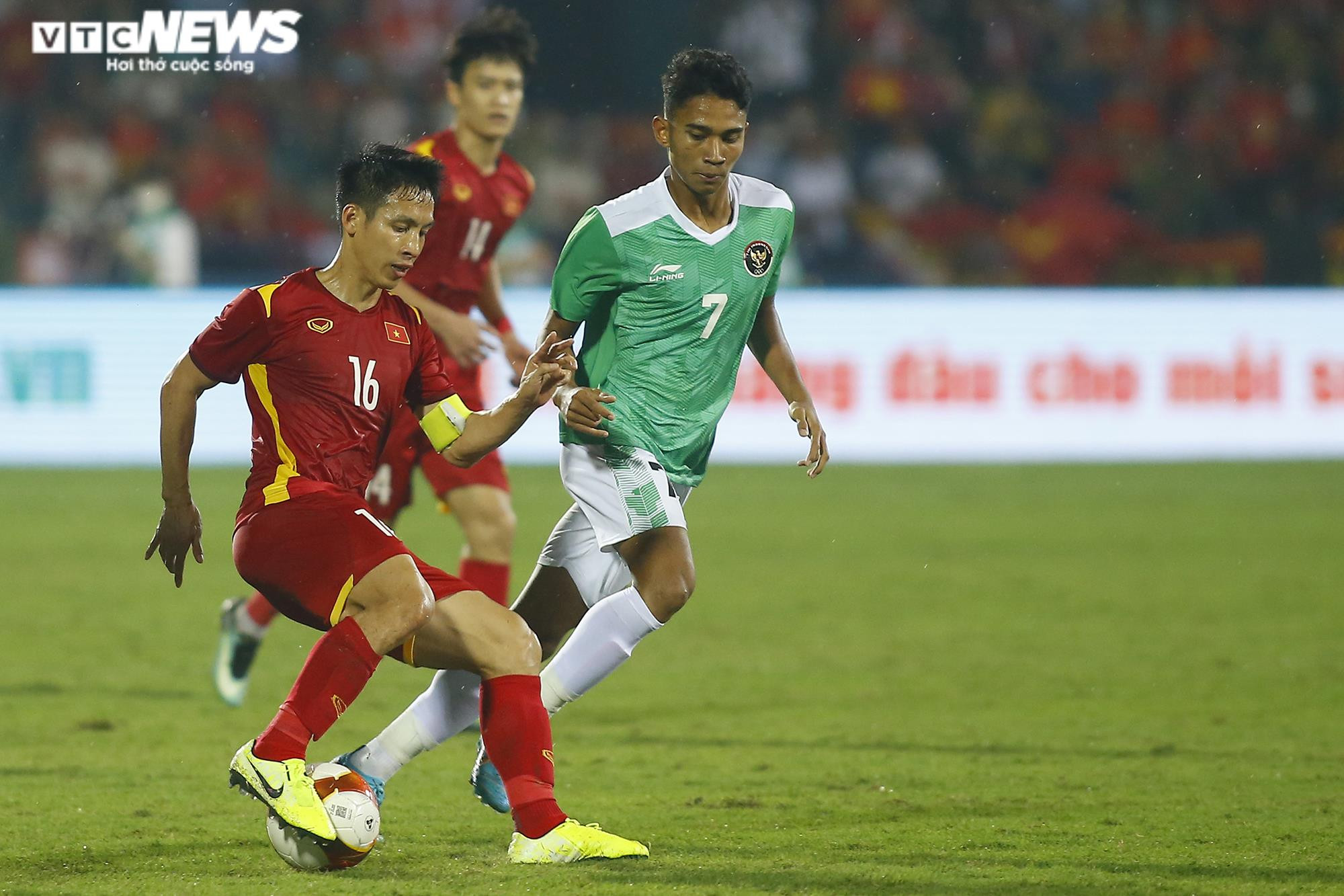 U23 Việt Nam 'thêu hoa dệt gấm', cầu thủ U23 Indonesia thẫn thờ - 4