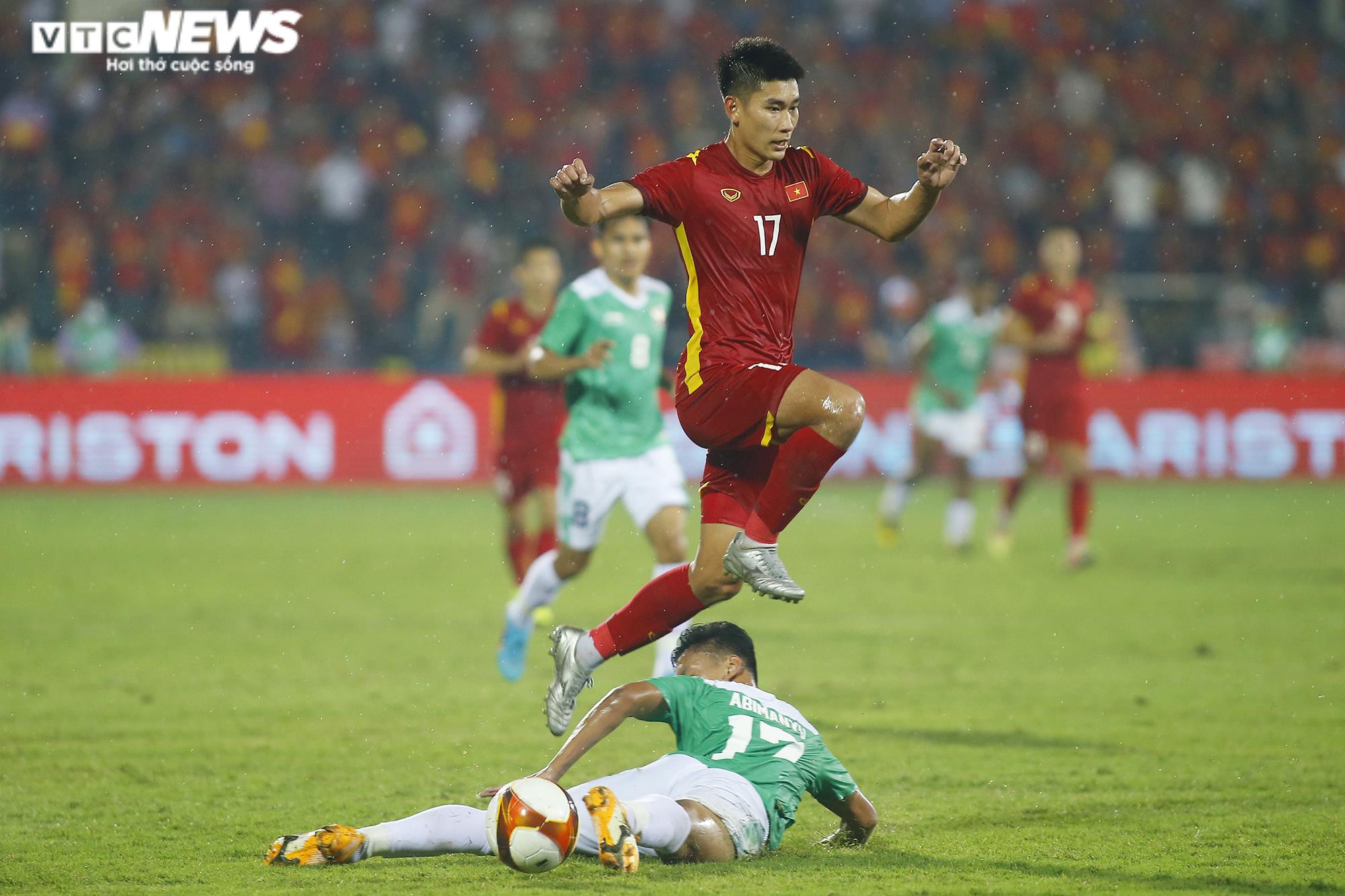 U23 Việt Nam 'thêu hoa dệt gấm', cầu thủ U23 Indonesia thẫn thờ - 3