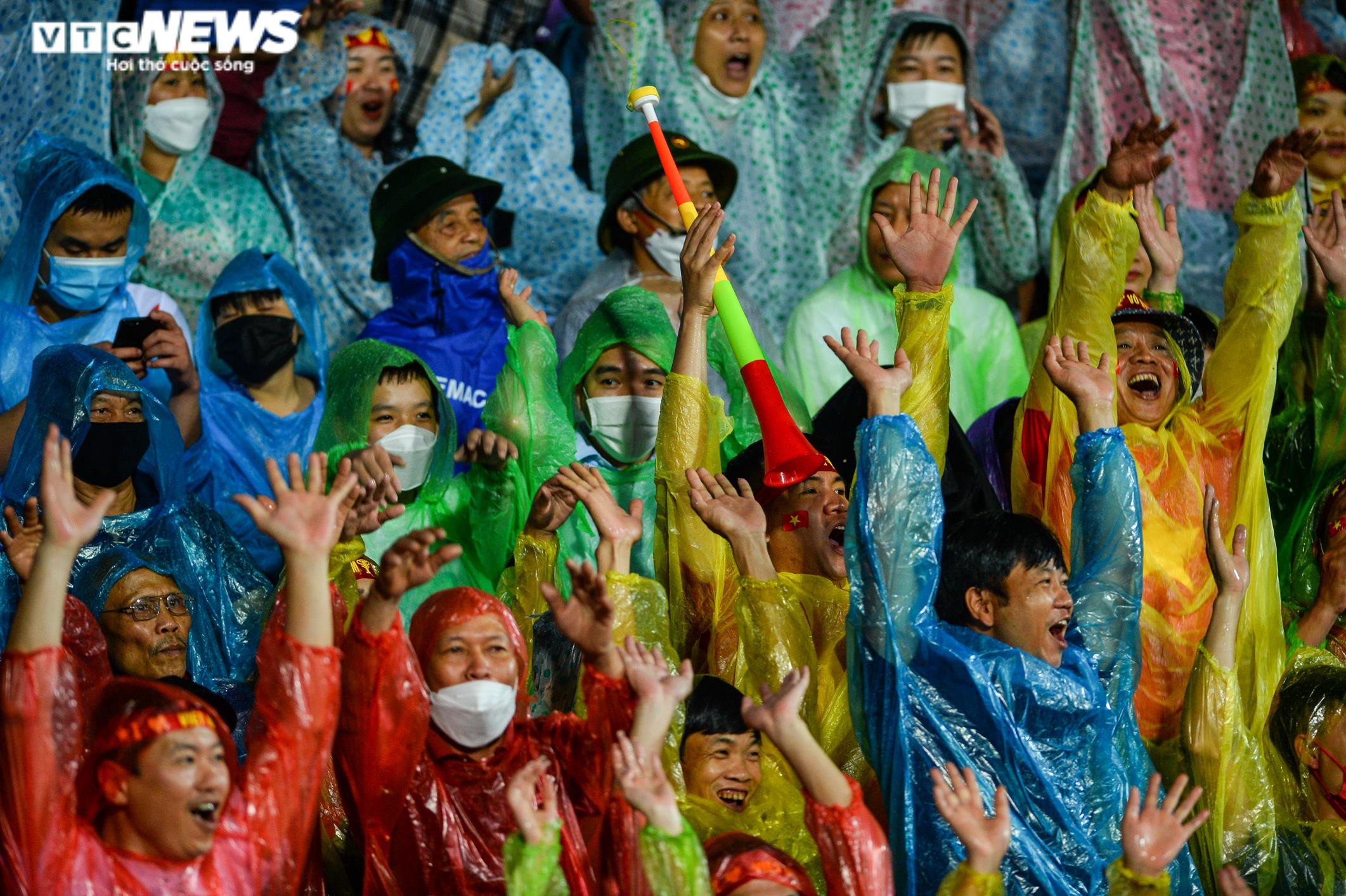 Vạn người cổ vũ U23 Việt Nam, khán đài Việt Trì rực sắc màu trong mưa - 7