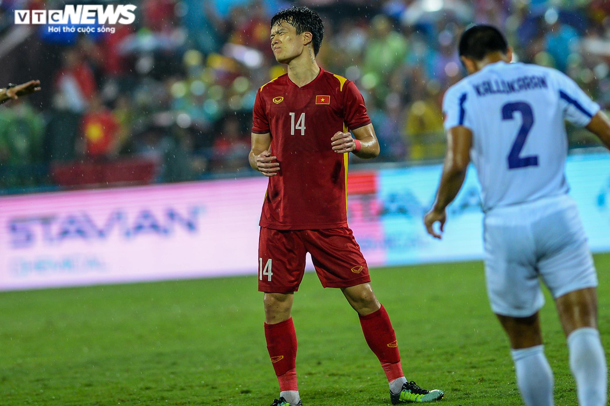 Vạn người cổ vũ U23 Việt Nam, khán đài Việt Trì rực sắc màu trong mưa - 11