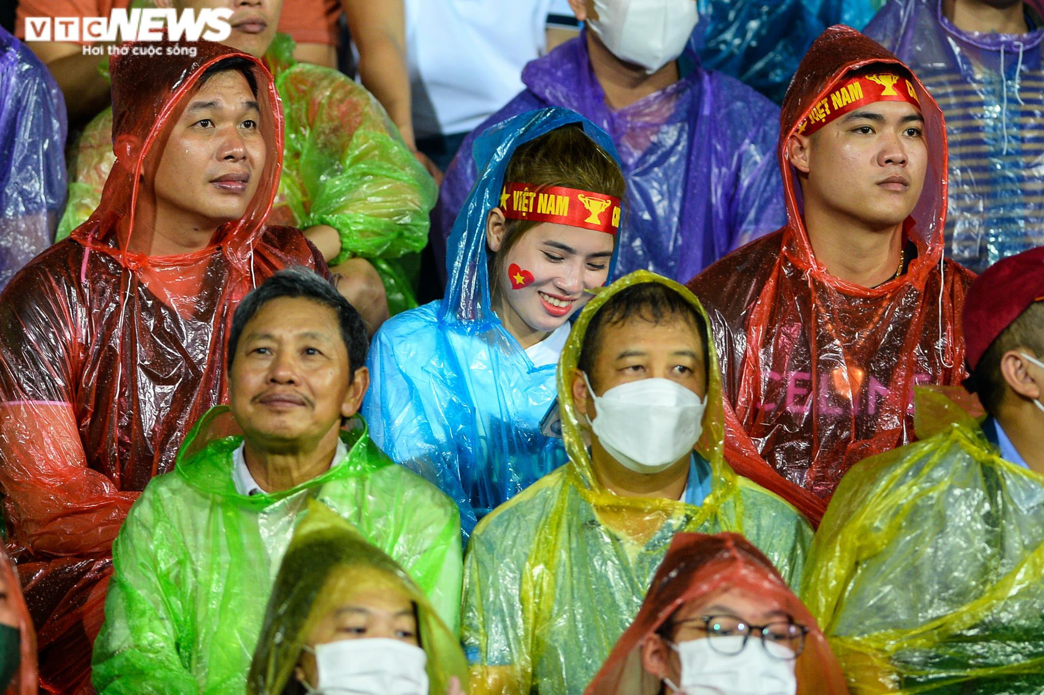 Vạn người cổ vũ U23 Việt Nam, khán đài Việt Trì rực sắc màu trong mưa - 2