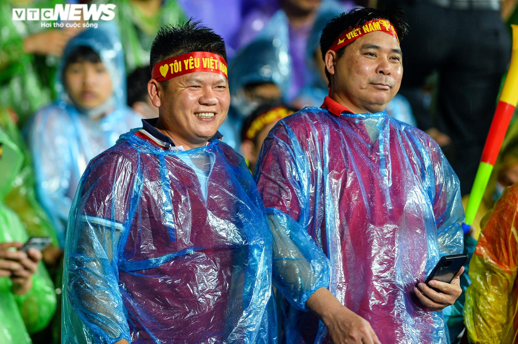 Vạn người cổ vũ U23 Việt Nam, khán đài Việt Trì rực sắc màu trong mưa - 6