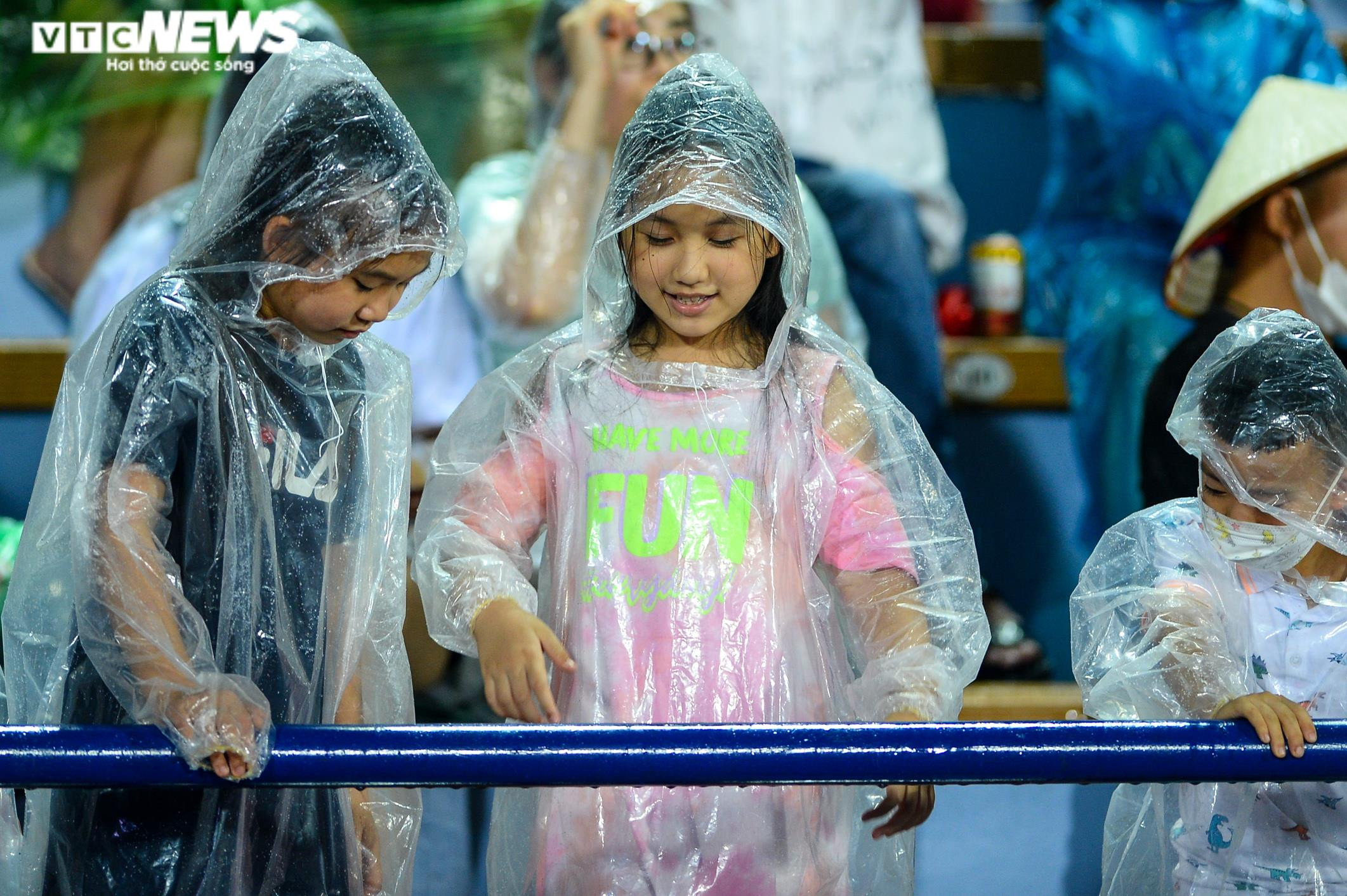 Vạn người cổ vũ U23 Việt Nam, khán đài Việt Trì rực sắc màu trong mưa - 5