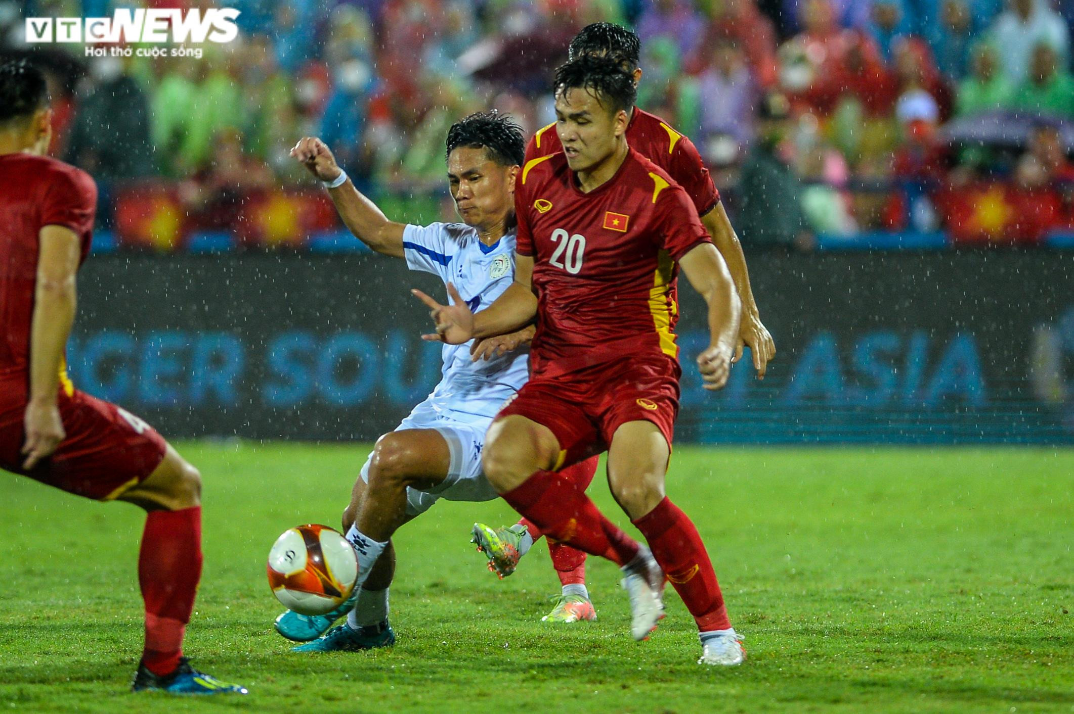 Vạn người cổ vũ U23 Việt Nam, khán đài Việt Trì rực sắc màu trong mưa - 12