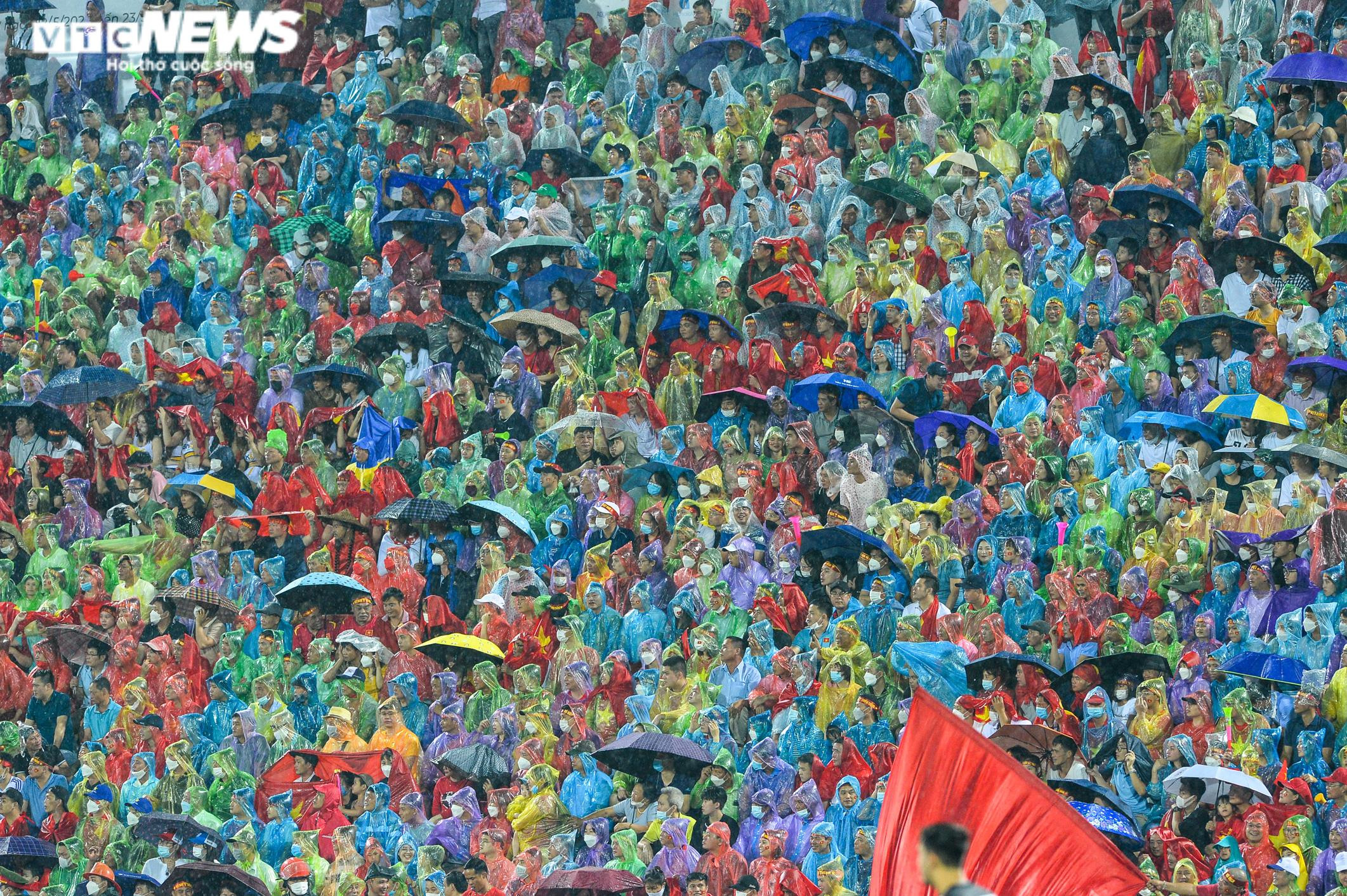 Vạn người cổ vũ U23 Việt Nam, khán đài Việt Trì rực sắc màu trong mưa - 1