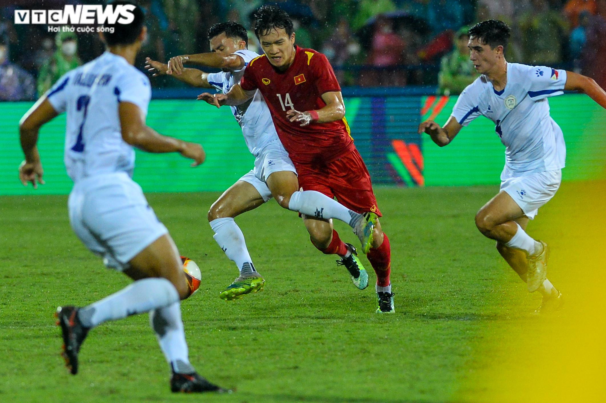 Vạn người cổ vũ U23 Việt Nam, khán đài Việt Trì rực sắc màu trong mưa - 8