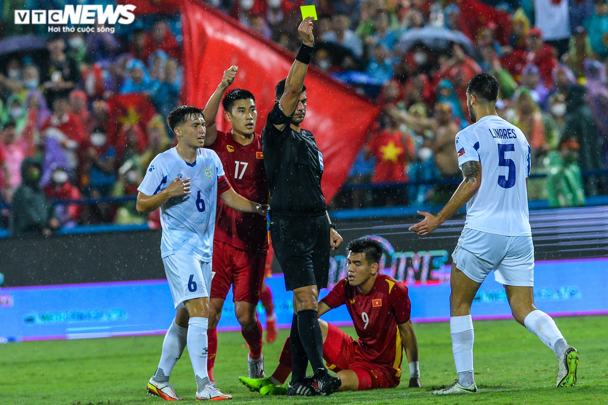 Vạn người cổ vũ U23 Việt Nam, khán đài Việt Trì rực sắc màu trong mưa - 10