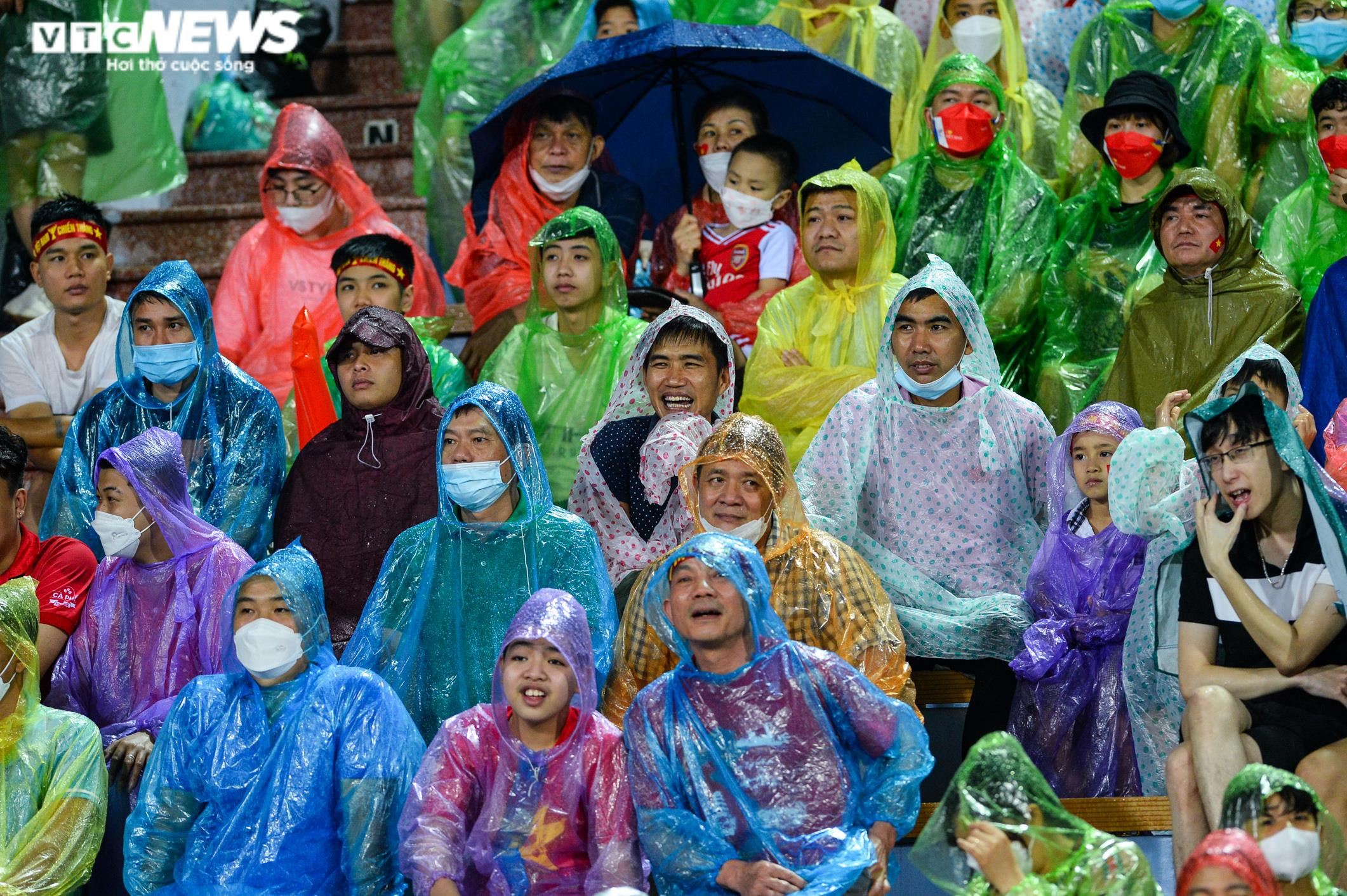 Vạn người cổ vũ U23 Việt Nam, khán đài Việt Trì rực sắc màu trong mưa - 4