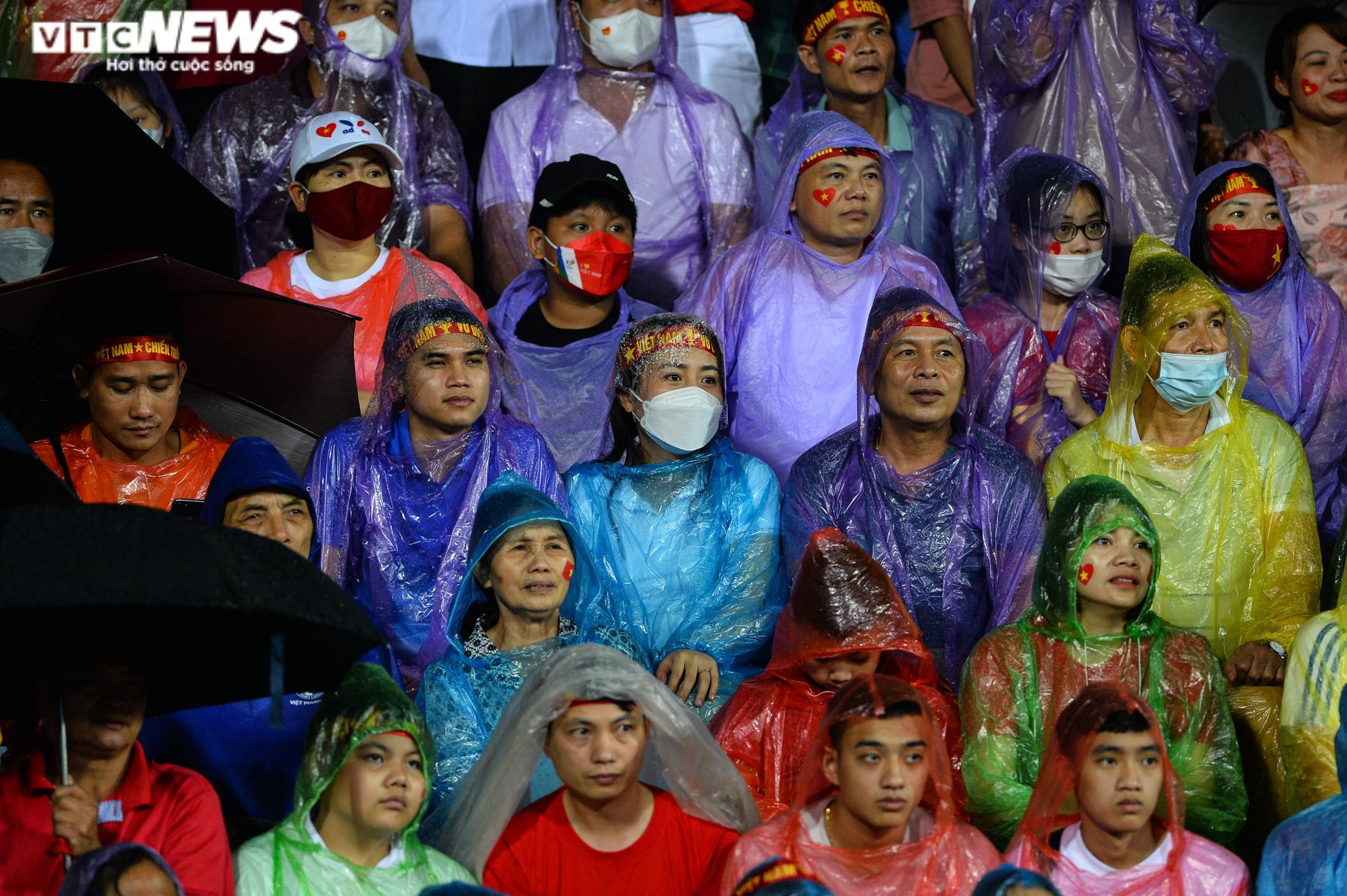 Vạn người cổ vũ U23 Việt Nam, khán đài Việt Trì rực sắc màu trong mưa - 3