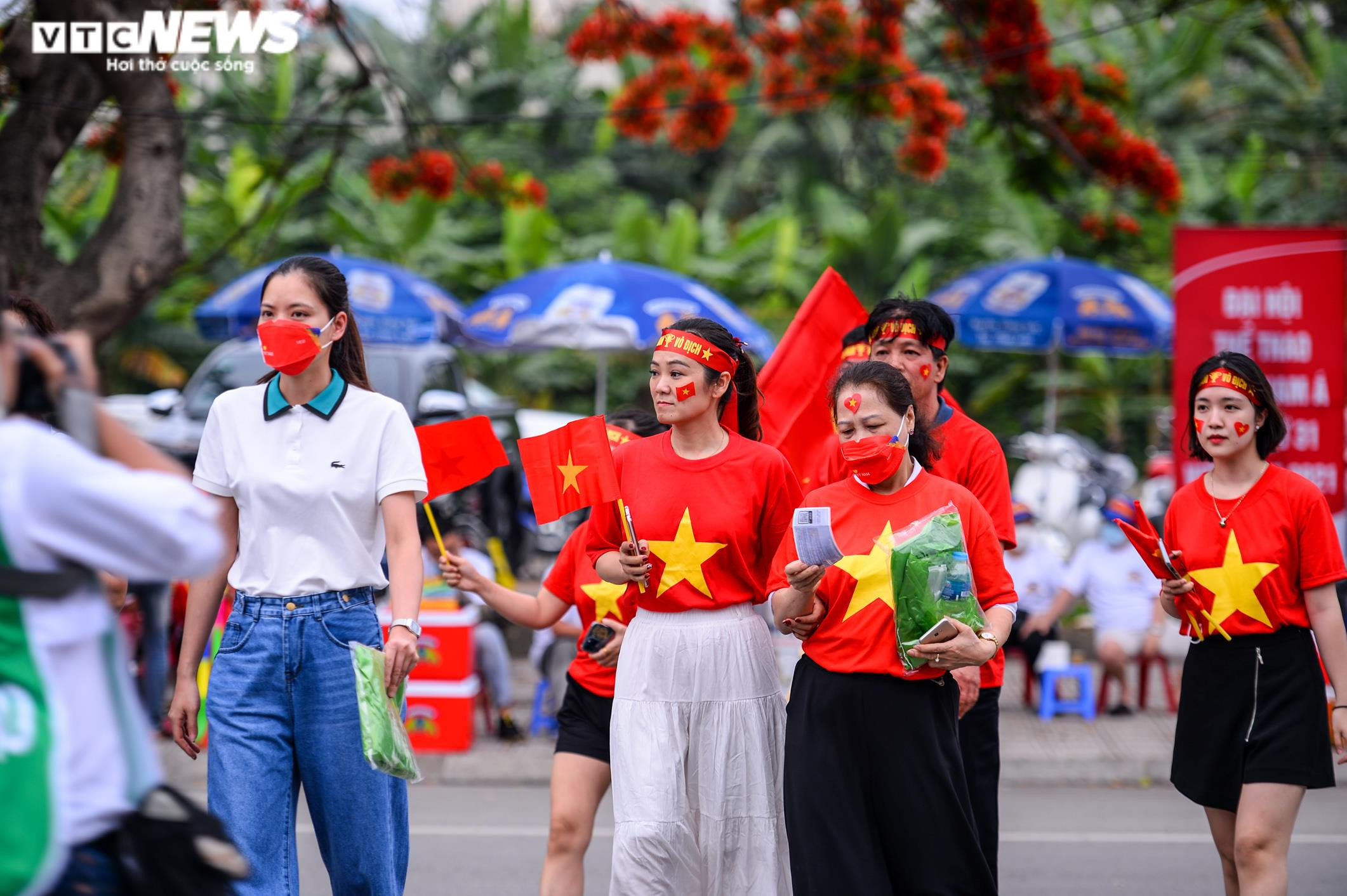 Cổ động viên khuấy động 'chảo lửa' Việt Trì trước giờ U23 Việt Nam xung trận - 8