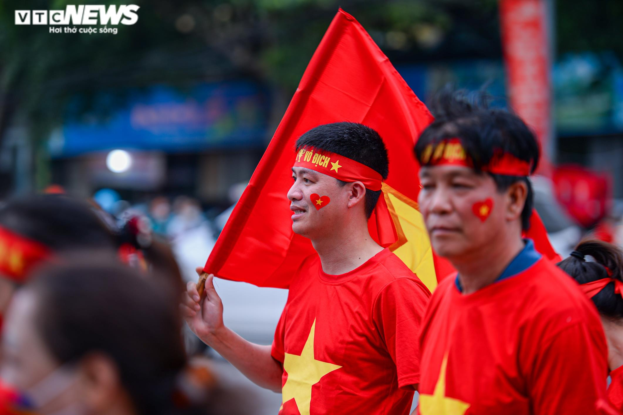 Cổ động viên khuấy động 'chảo lửa' Việt Trì trước giờ U23 Việt Nam xung trận - 7