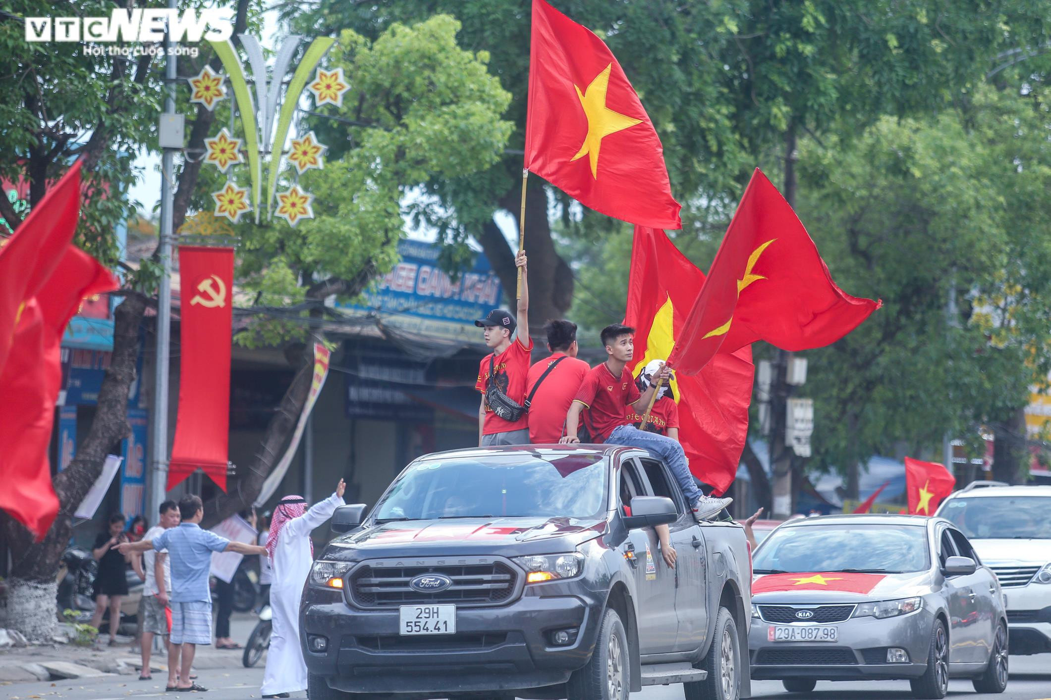 Cổ động viên khuấy động 'chảo lửa' Việt Trì trước giờ U23 Việt Nam xung trận - 2