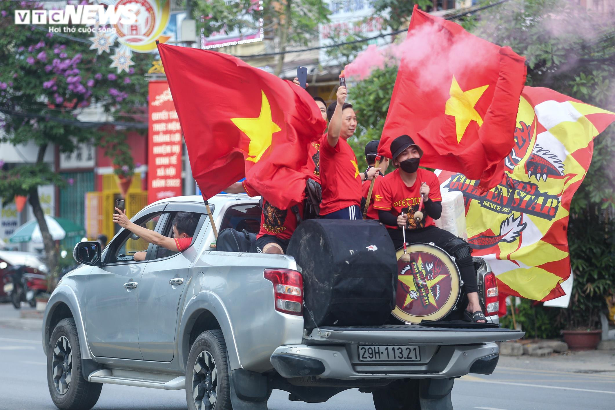 Cổ động viên khuấy động 'chảo lửa' Việt Trì trước giờ U23 Việt Nam xung trận - 3