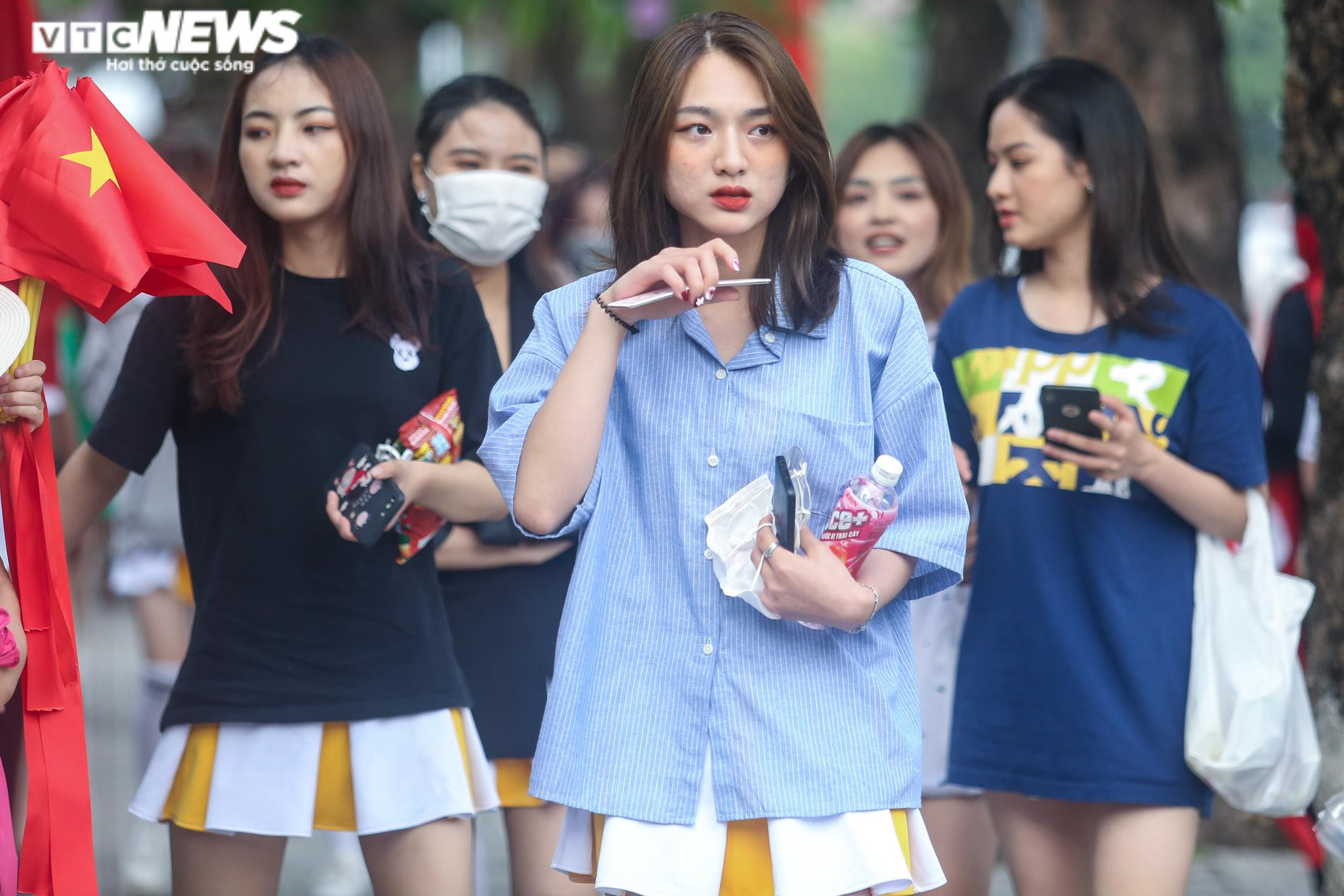 Cổ động viên khuấy động 'chảo lửa' Việt Trì trước giờ U23 Việt Nam xung trận - 10