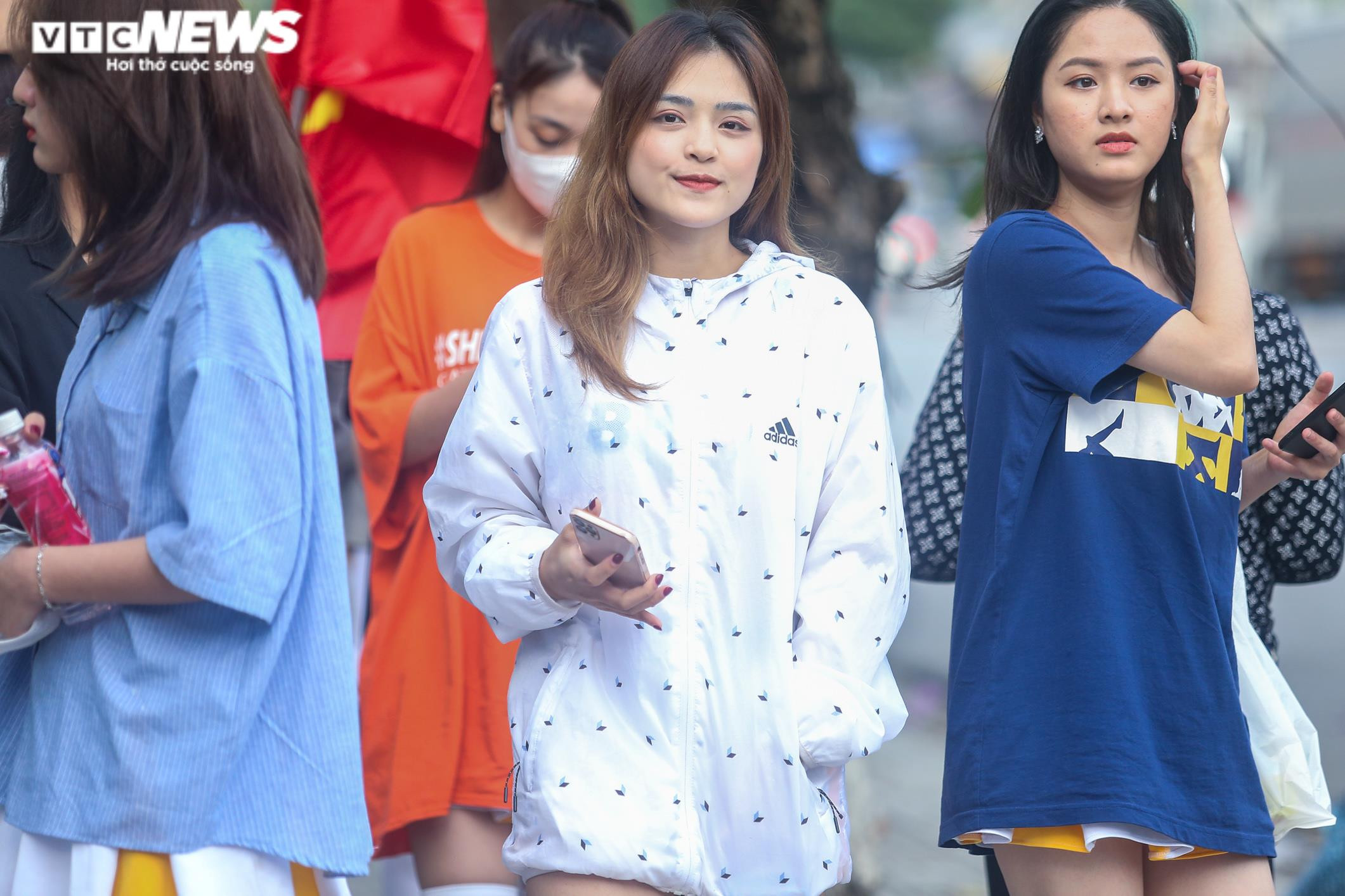 Cổ động viên khuấy động 'chảo lửa' Việt Trì trước giờ U23 Việt Nam xung trận - 9