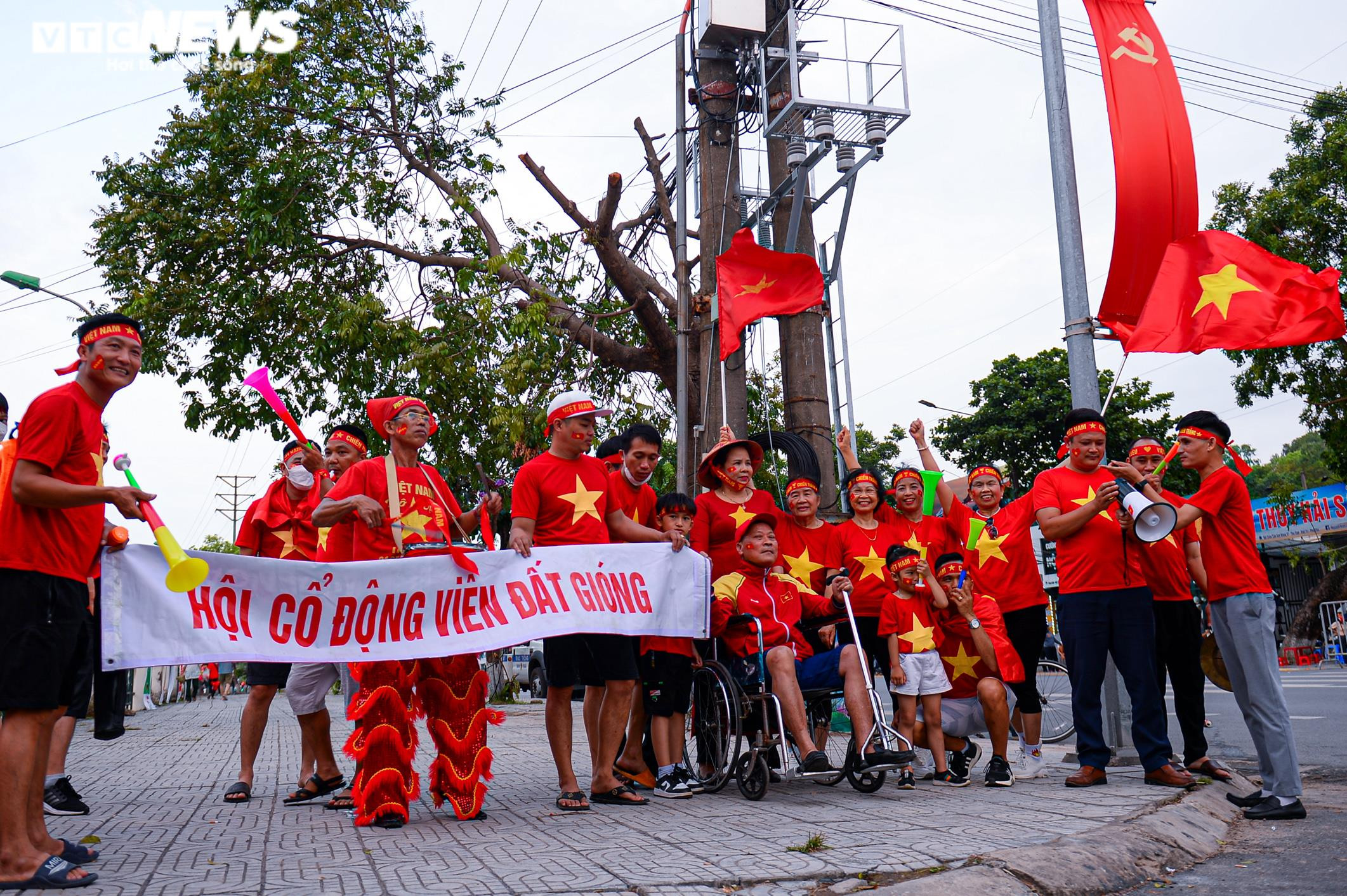Cổ động viên khuấy động 'chảo lửa' Việt Trì trước giờ U23 Việt Nam xung trận - 4