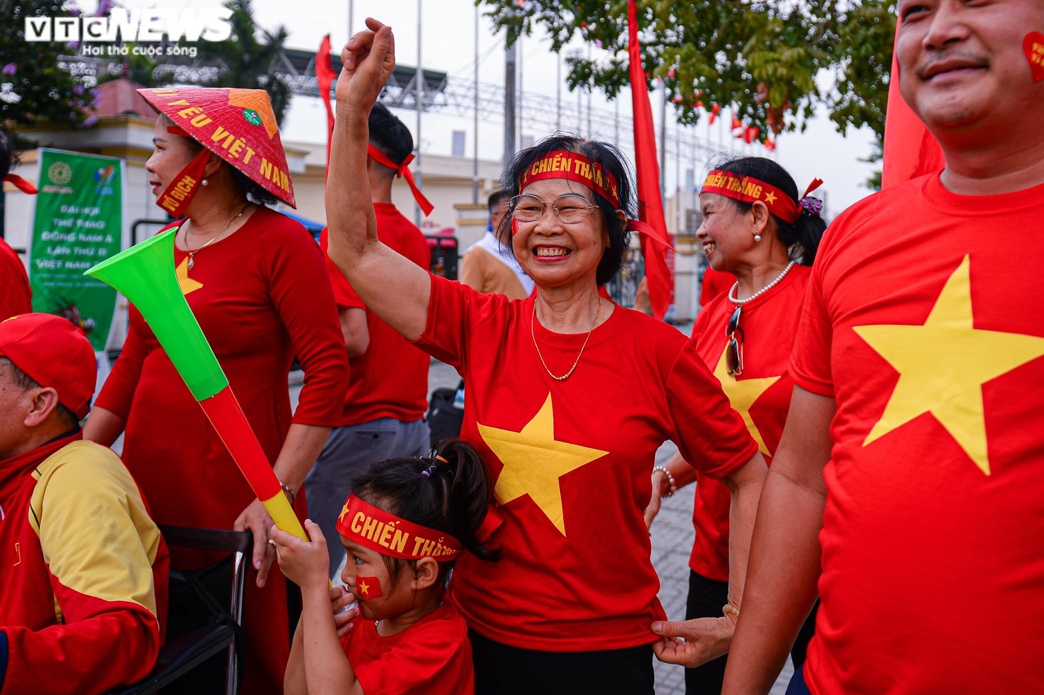 Cổ động viên khuấy động 'chảo lửa' Việt Trì trước giờ U23 Việt Nam xung trận - 5