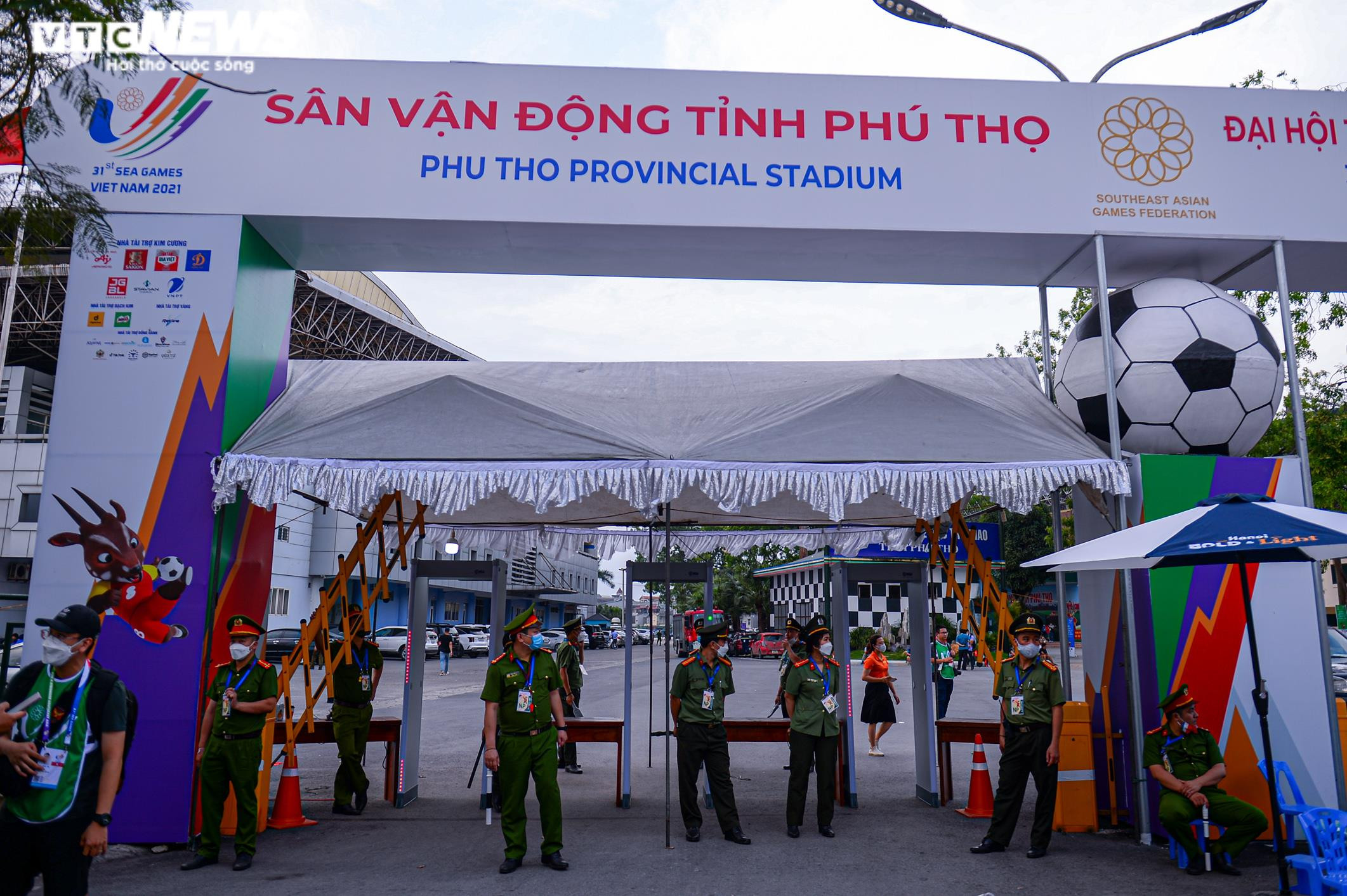 Cổ động viên khuấy động 'chảo lửa' Việt Trì trước giờ U23 Việt Nam xung trận - 1