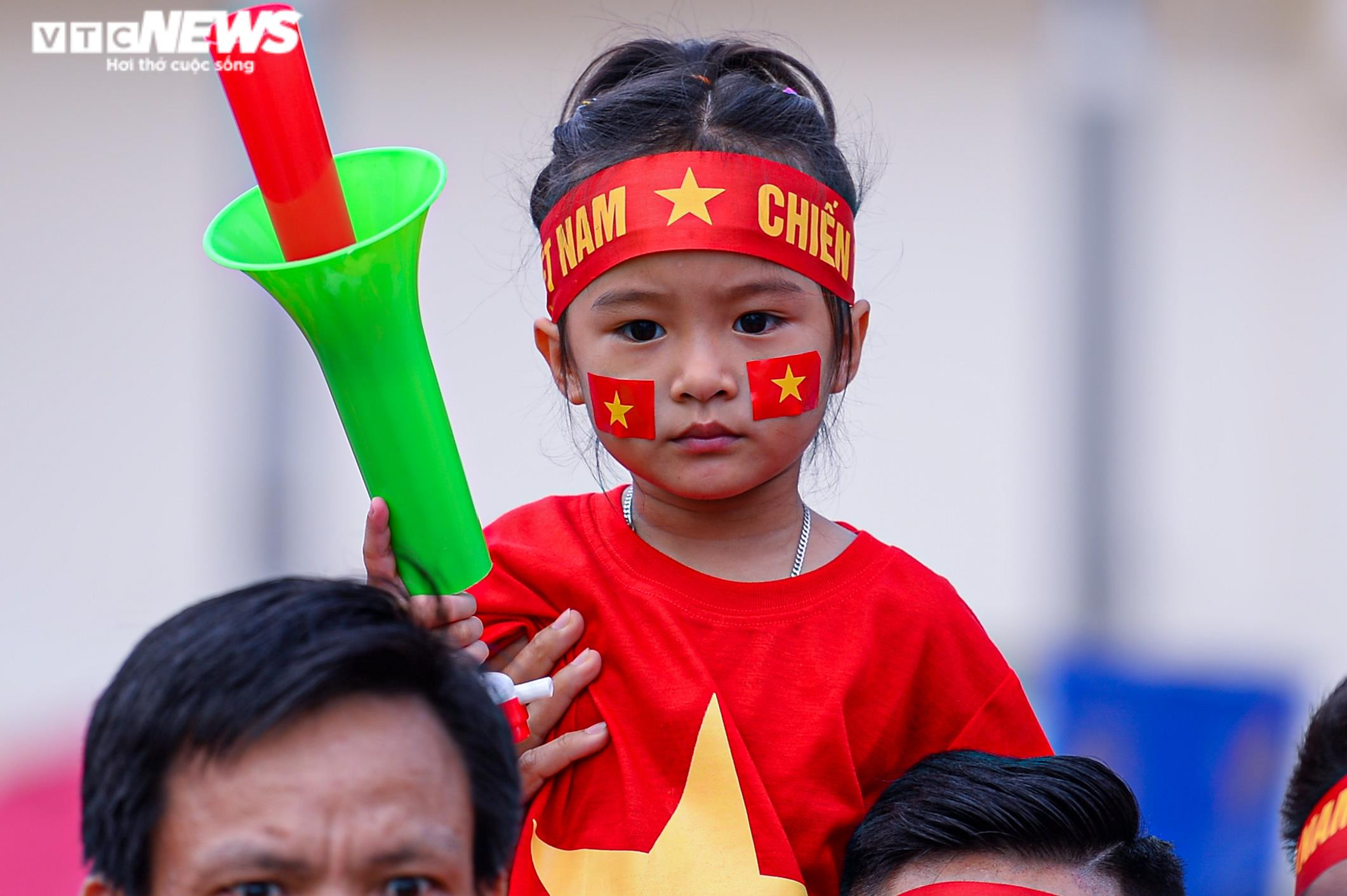 Cổ động viên khuấy động 'chảo lửa' Việt Trì trước giờ U23 Việt Nam xung trận - 6