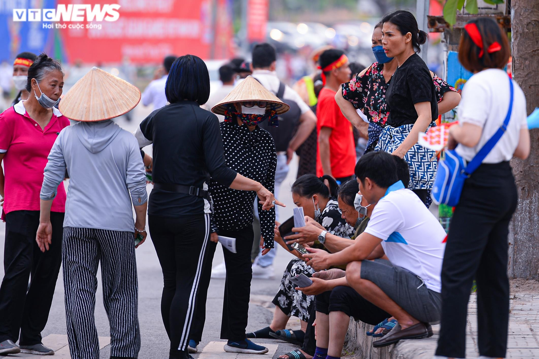 Cổ động viên khuấy động 'chảo lửa' Việt Trì trước giờ U23 Việt Nam xung trận - 11