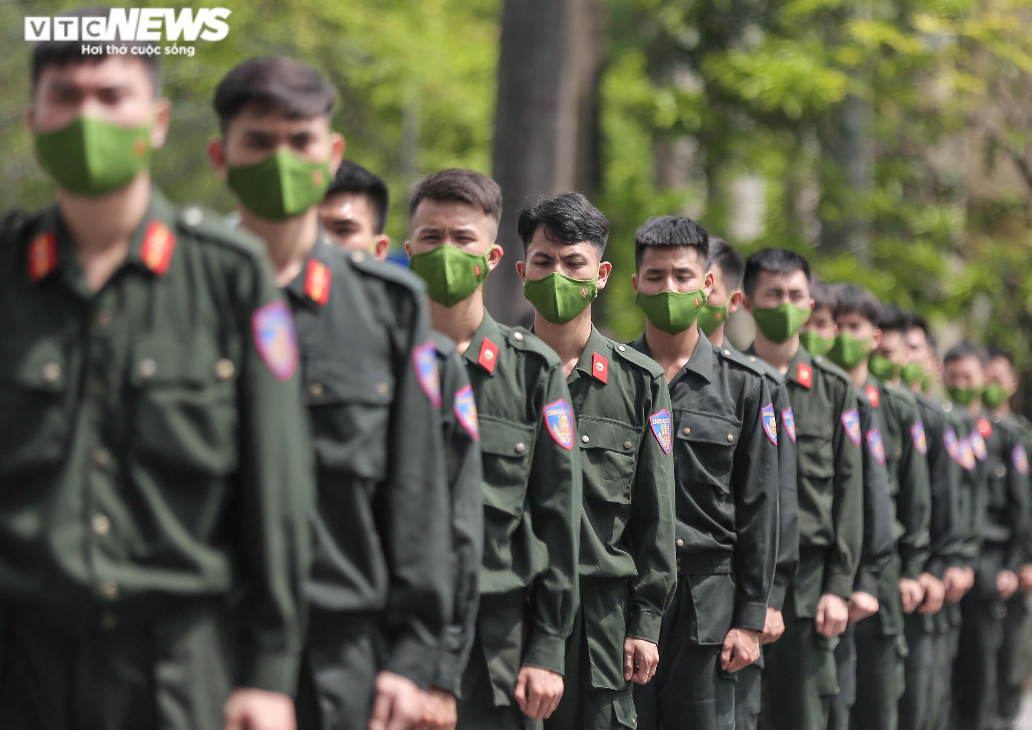 Ảnh: Nữ cảnh sát đặc nhiệm trình diễn hạ gục 3 tên côn đồ mang vũ khí - 3