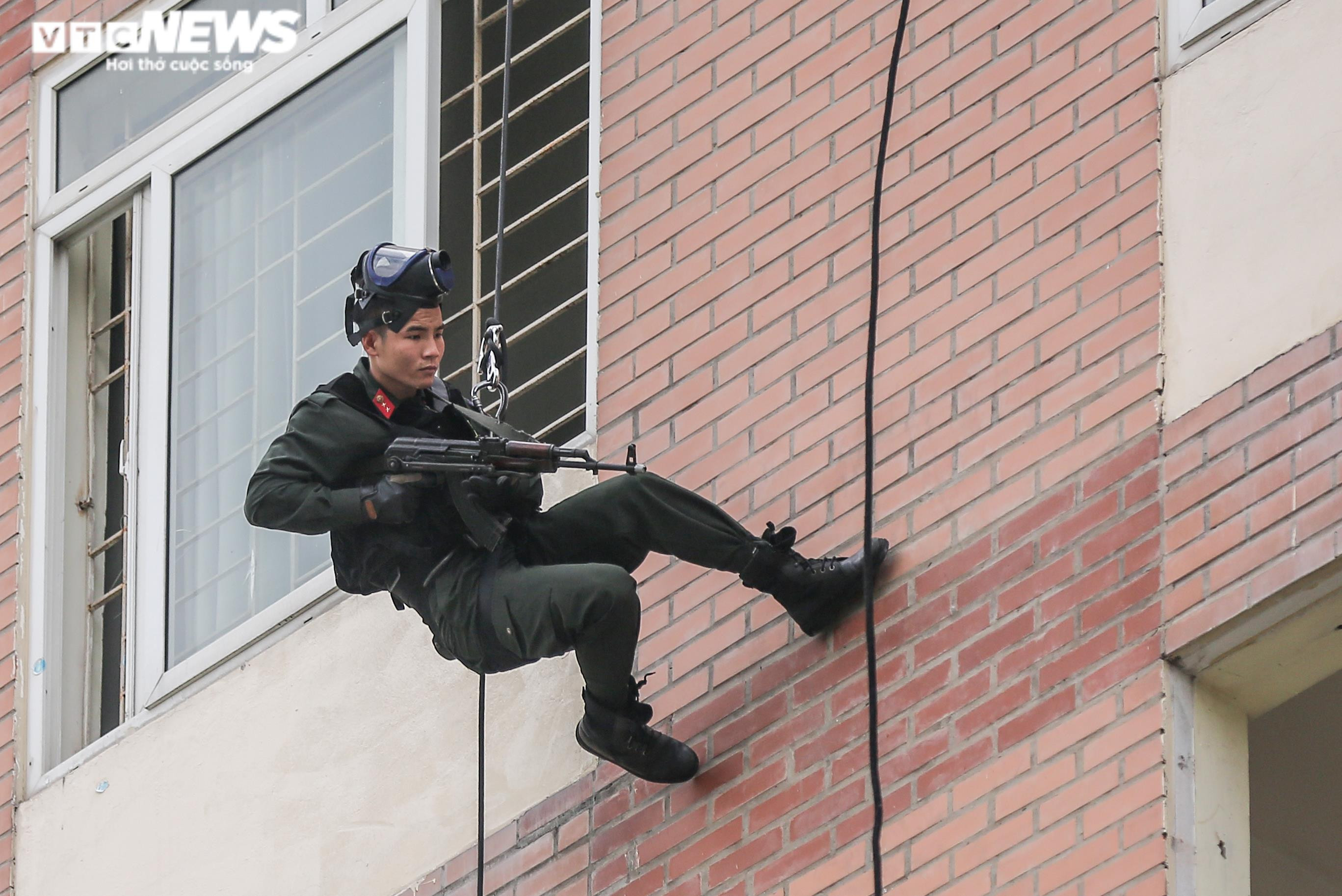 Ảnh: Nữ cảnh sát đặc nhiệm trình diễn hạ gục 3 tên côn đồ mang vũ khí - 14