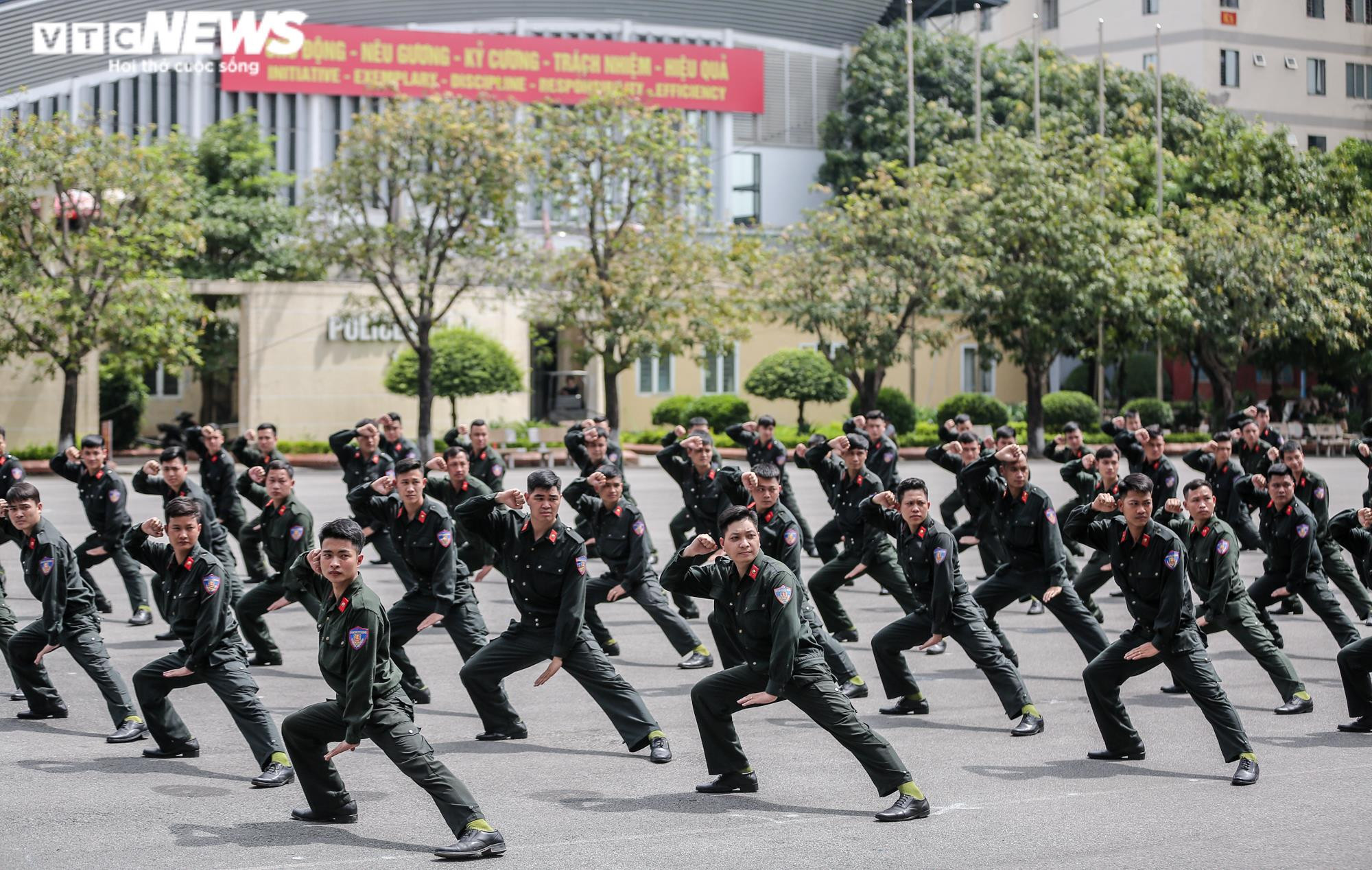 Ảnh: Nữ cảnh sát đặc nhiệm trình diễn hạ gục 3 tên côn đồ mang vũ khí - 4