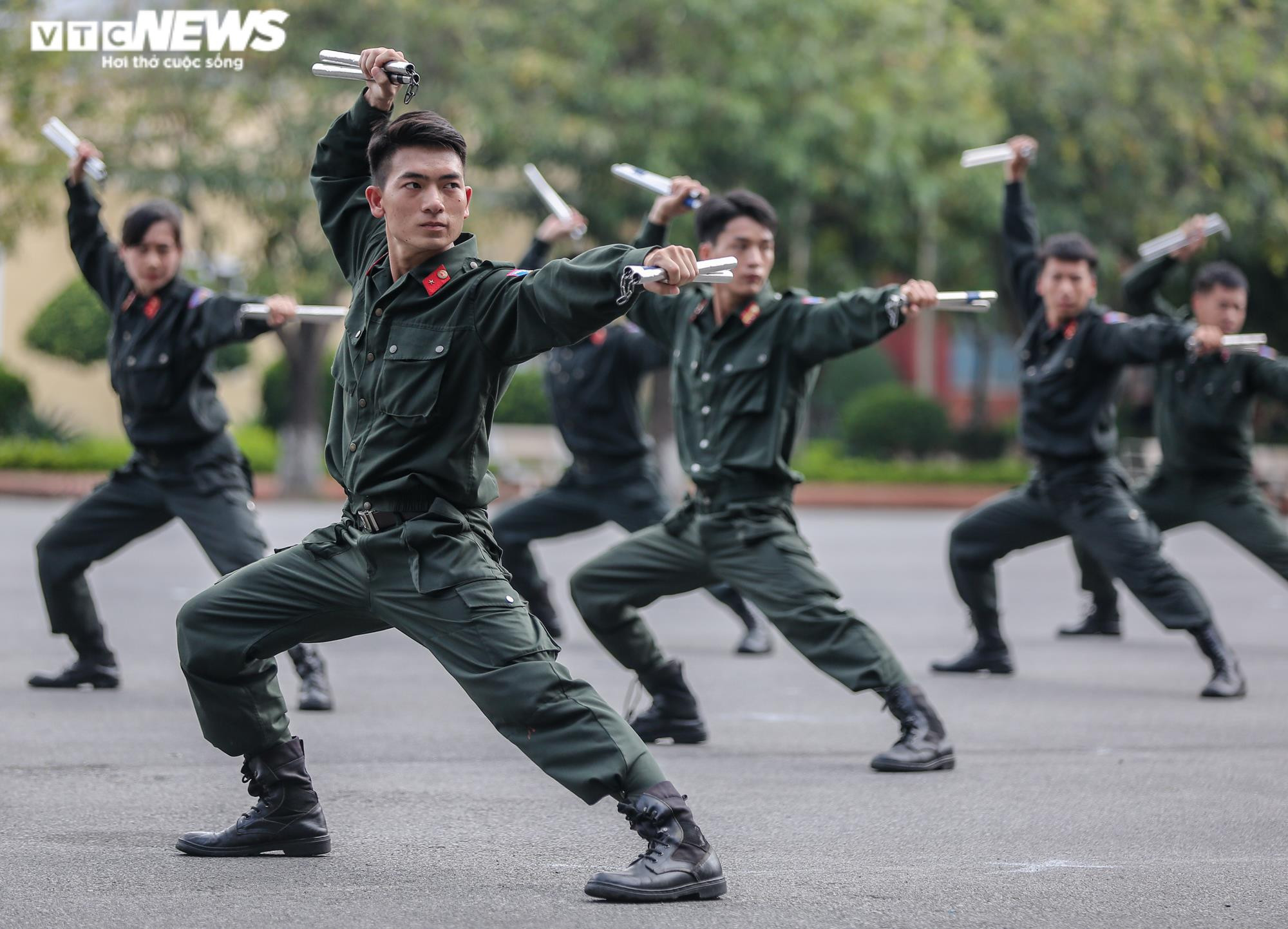 Ảnh: Nữ cảnh sát đặc nhiệm trình diễn hạ gục 3 tên côn đồ mang vũ khí - 5