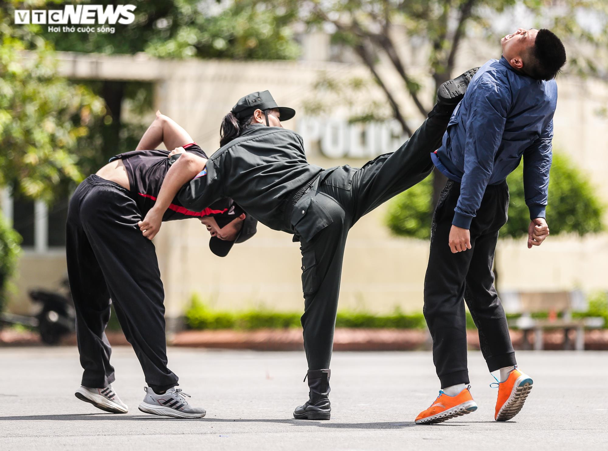 Ảnh: Nữ cảnh sát đặc nhiệm trình diễn hạ gục 3 tên côn đồ mang vũ khí - 6