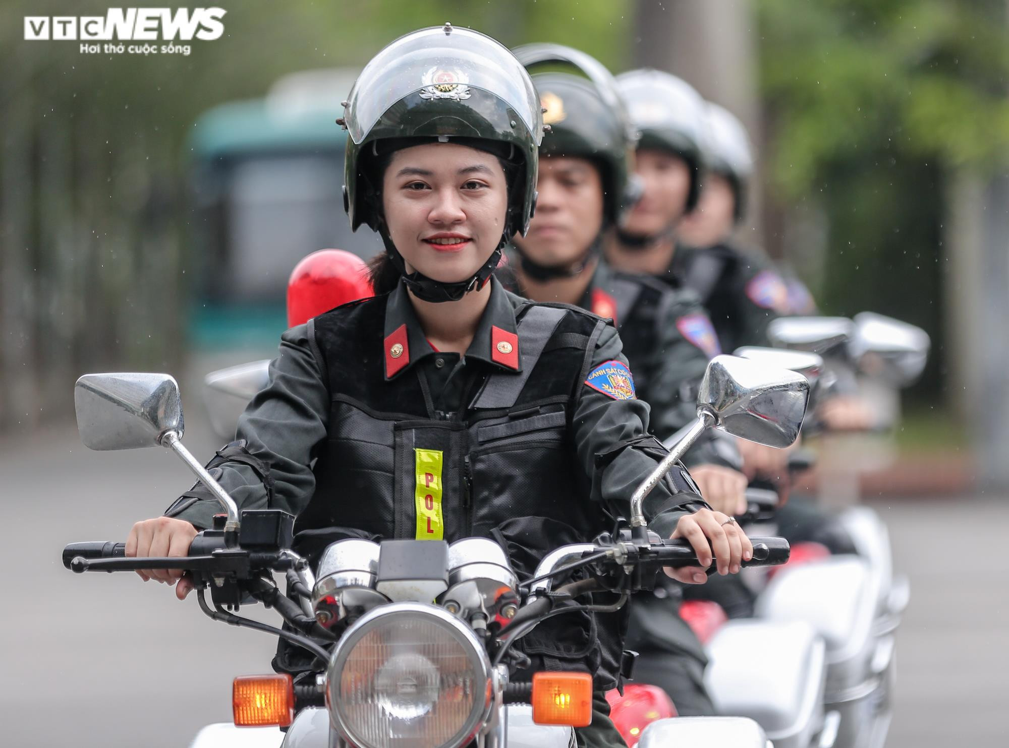 Ảnh: Nữ cảnh sát đặc nhiệm trình diễn hạ gục 3 tên côn đồ mang vũ khí - 10