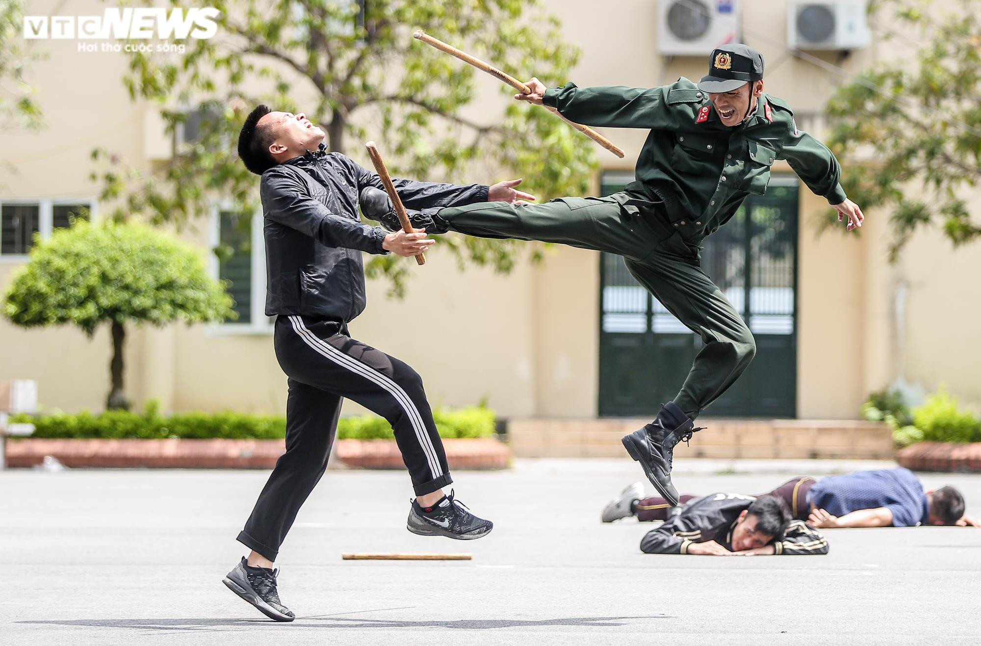 Ảnh: Nữ cảnh sát đặc nhiệm trình diễn hạ gục 3 tên côn đồ mang vũ khí - 8