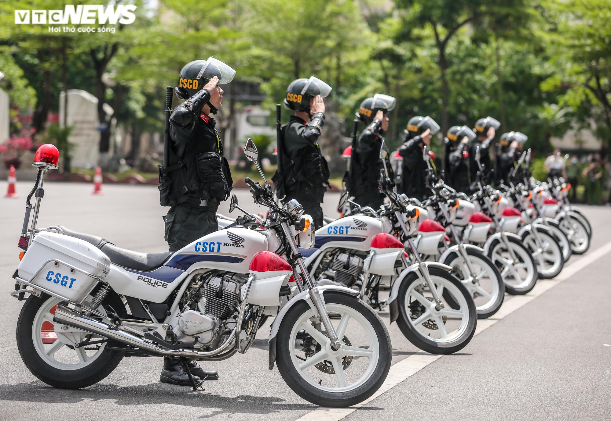 Ảnh: Nữ cảnh sát đặc nhiệm trình diễn hạ gục 3 tên côn đồ mang vũ khí - 9