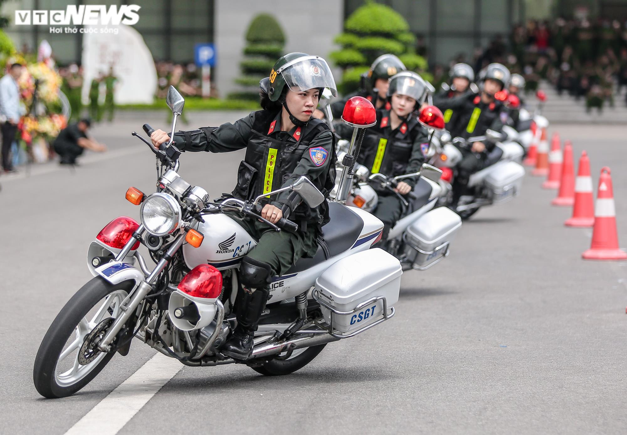 Ảnh: Nữ cảnh sát đặc nhiệm trình diễn hạ gục 3 tên côn đồ mang vũ khí - 11