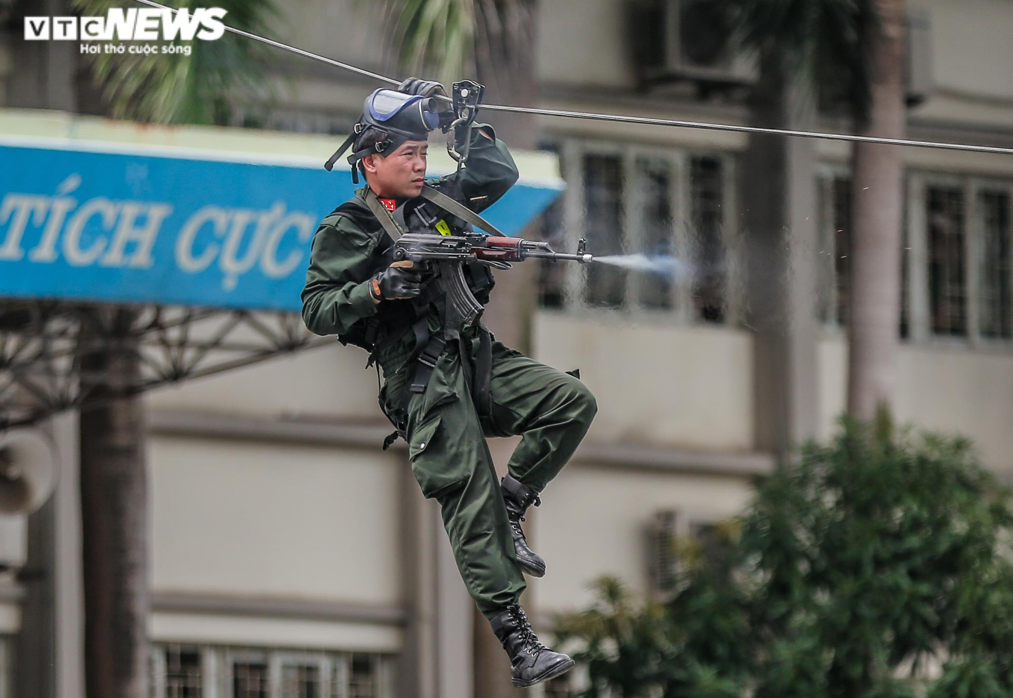 Ảnh: Nữ cảnh sát đặc nhiệm trình diễn hạ gục 3 tên côn đồ mang vũ khí - 13