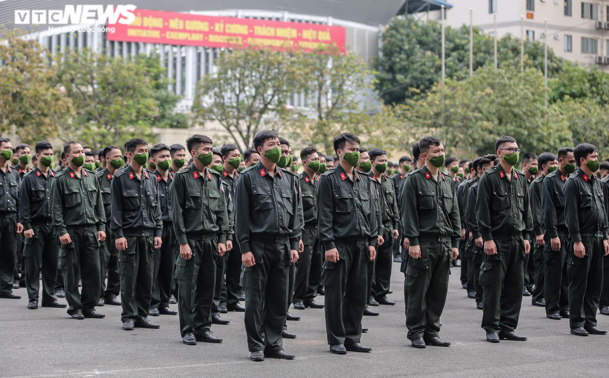 Ảnh: Nữ cảnh sát đặc nhiệm trình diễn hạ gục 3 tên côn đồ mang vũ khí - 2