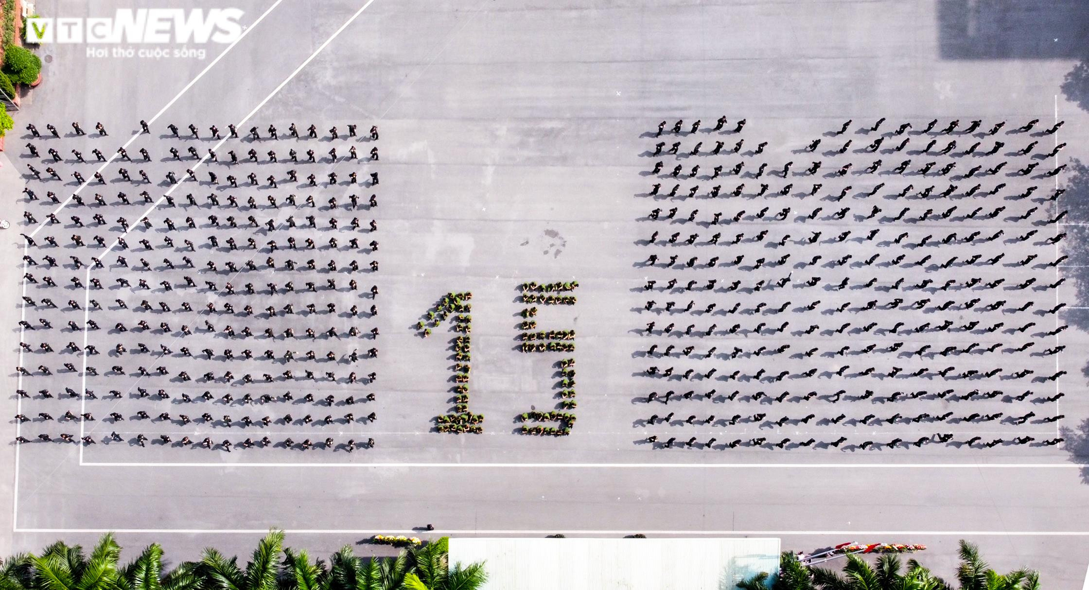 Ảnh: Nữ cảnh sát đặc nhiệm trình diễn hạ gục 3 tên côn đồ mang vũ khí - 1