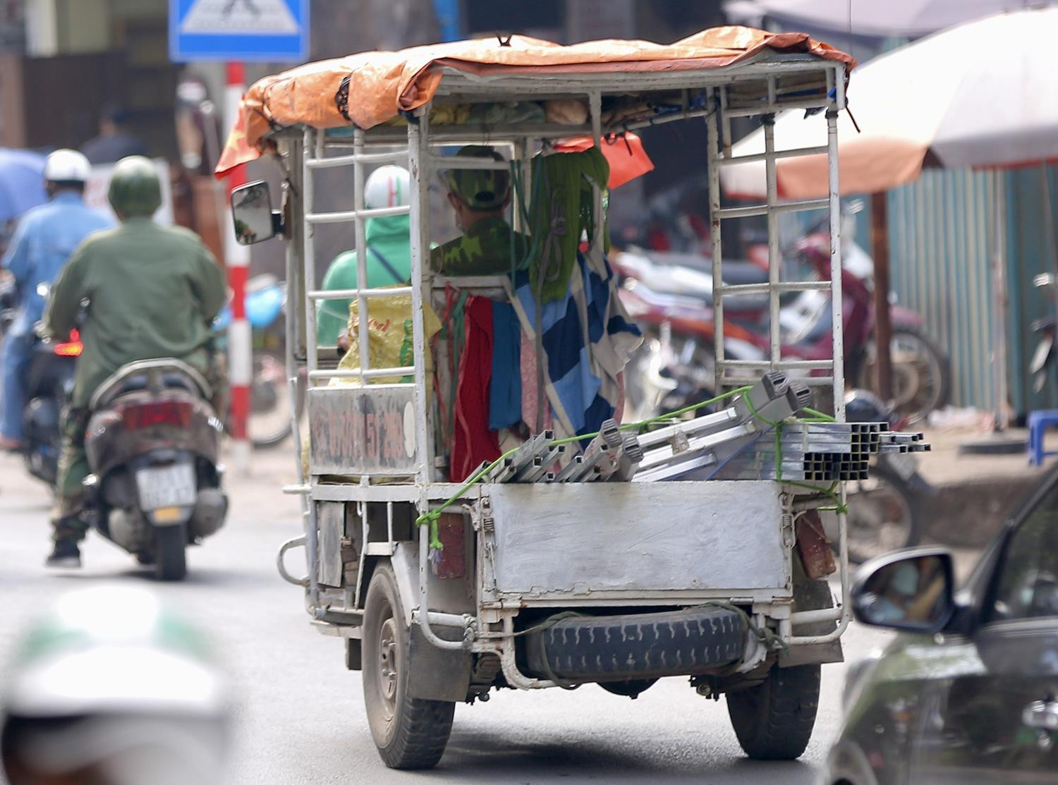 Tài xế lê 'máy chém' lộng hành khắp phố: CSGT Hà Nội nói gì? - 4