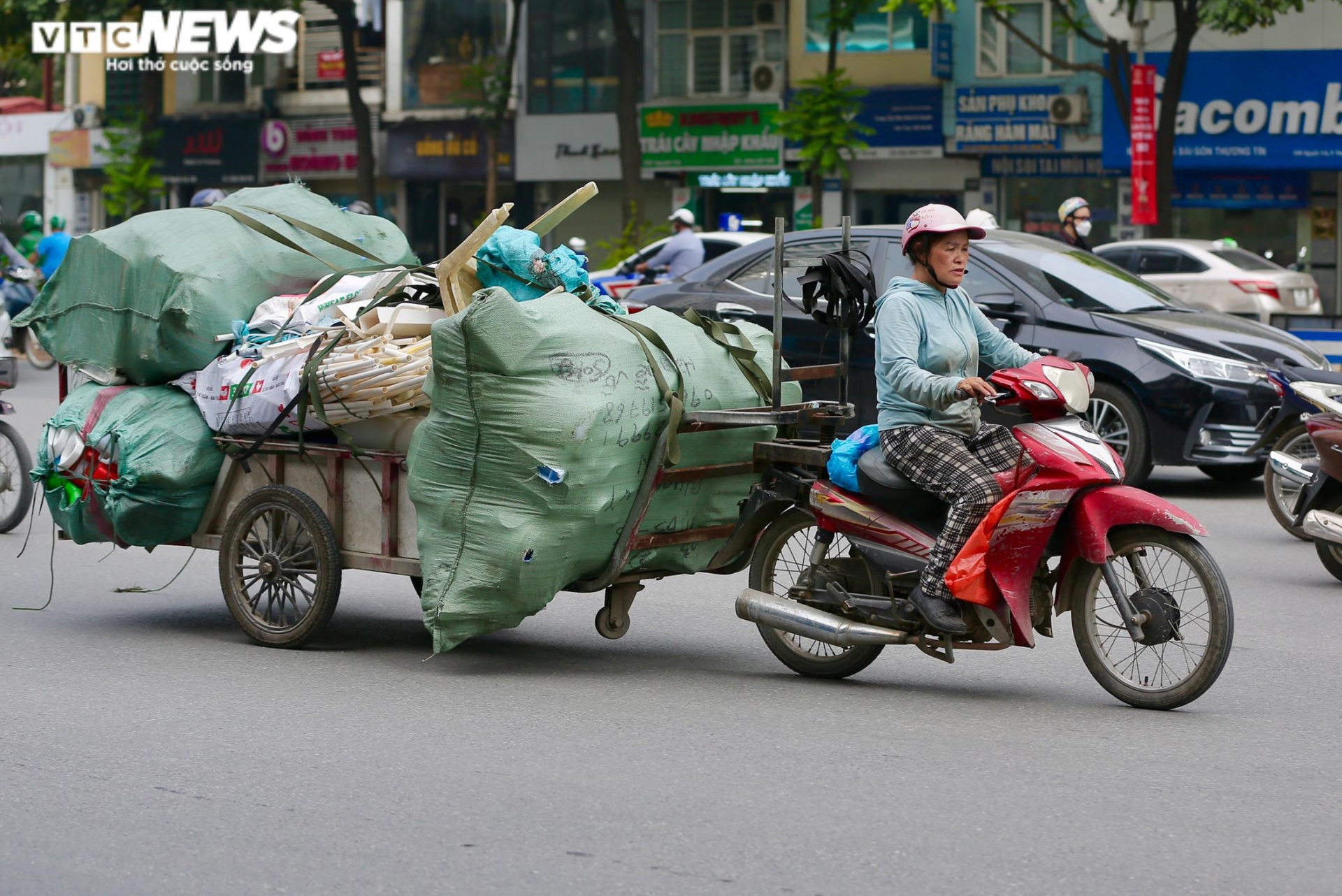 Vin cớ mưu sinh, nhiều tài xế lê 'máy chém' lộng hành khắp phố phường Hà Nội - 13