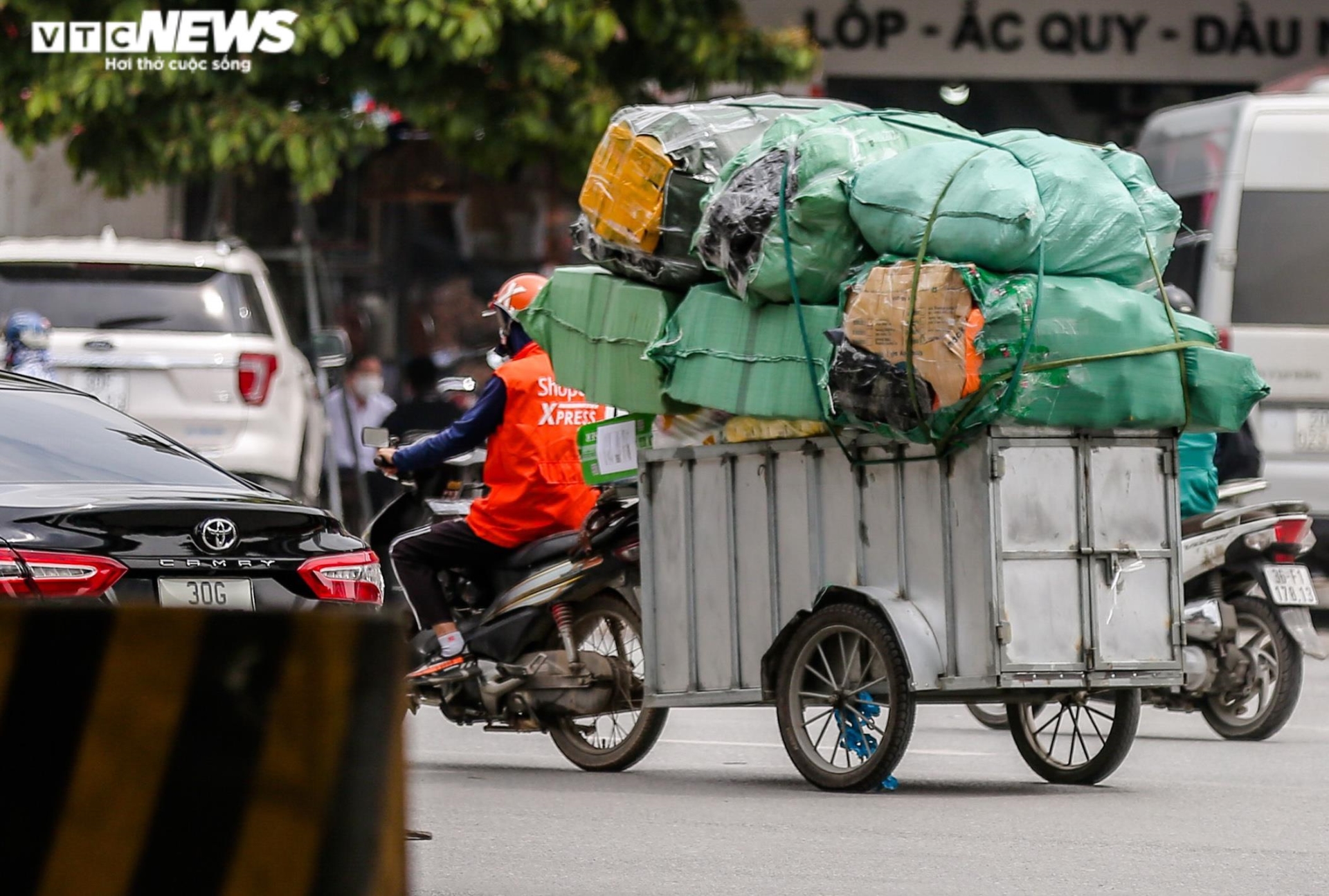 Vin cớ mưu sinh, nhiều tài xế lê 'máy chém' lộng hành khắp phố phường Hà Nội - 15