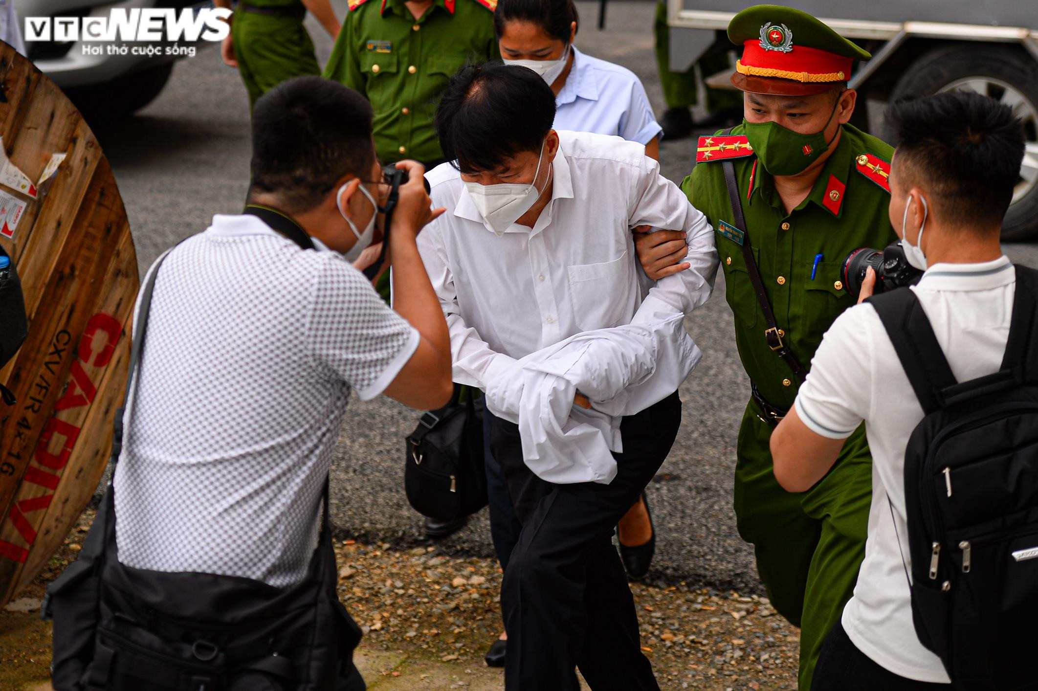 Ảnh: Cảnh sát dẫn giải cựu Thứ trưởng Y tế Trương Quốc Cường tới toà - 2