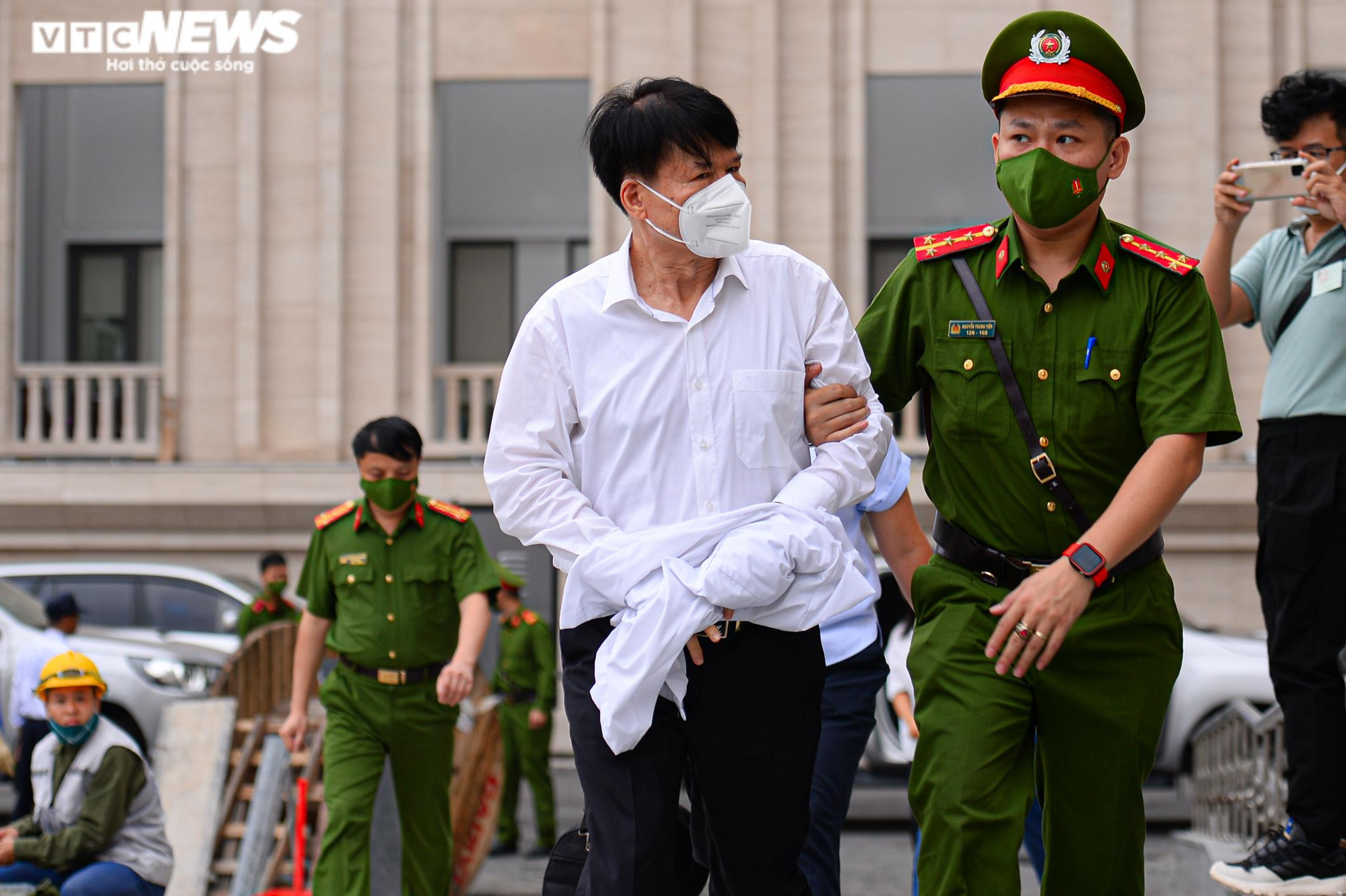 Ảnh: Cảnh sát dẫn giải cựu Thứ trưởng Y tế Trương Quốc Cường tới toà - 4