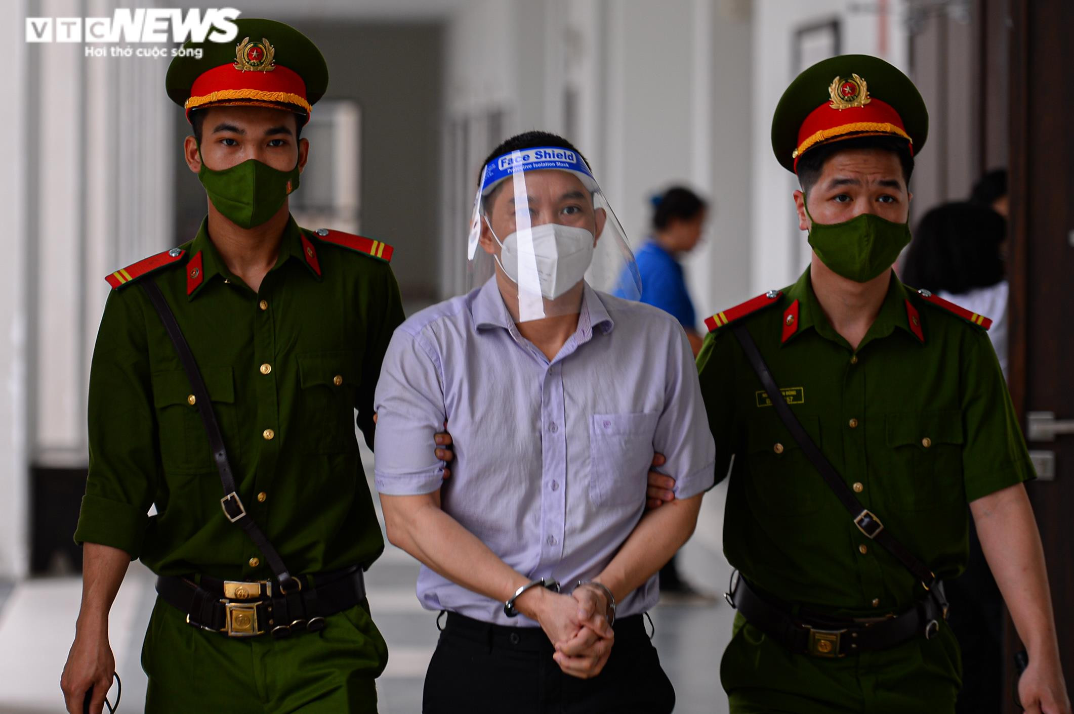 Ảnh: Cảnh sát dẫn giải cựu Thứ trưởng Y tế Trương Quốc Cường tới toà - 12
